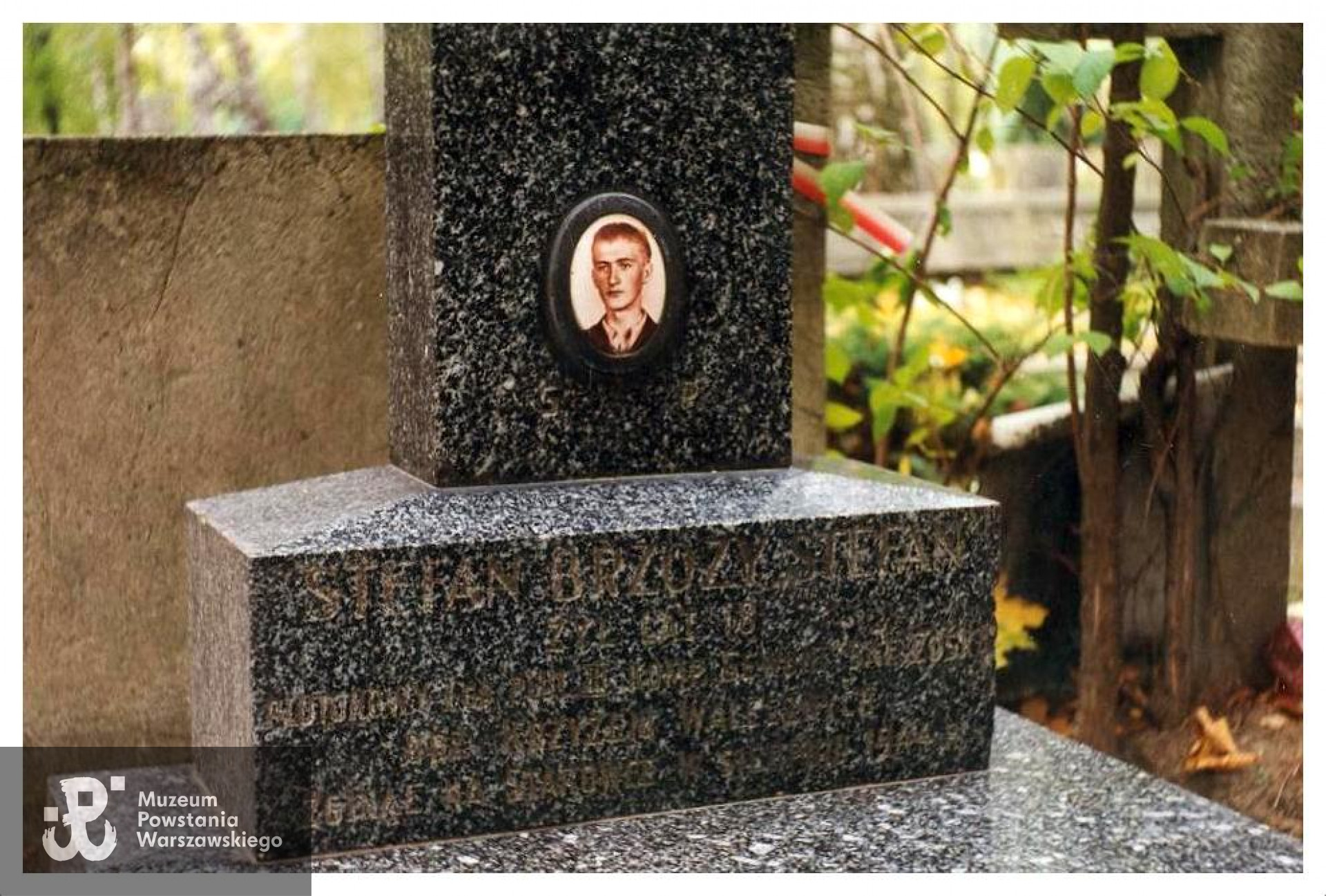  Cmentarz Wojskowy na Powązkach, kwatera A-22, rząd 5, grób 13. Fot. archiwum A. Dławichowskiego - Powązki Wojskowe - batalion "Zośka", zasób Pokoju Kombatanta MPW