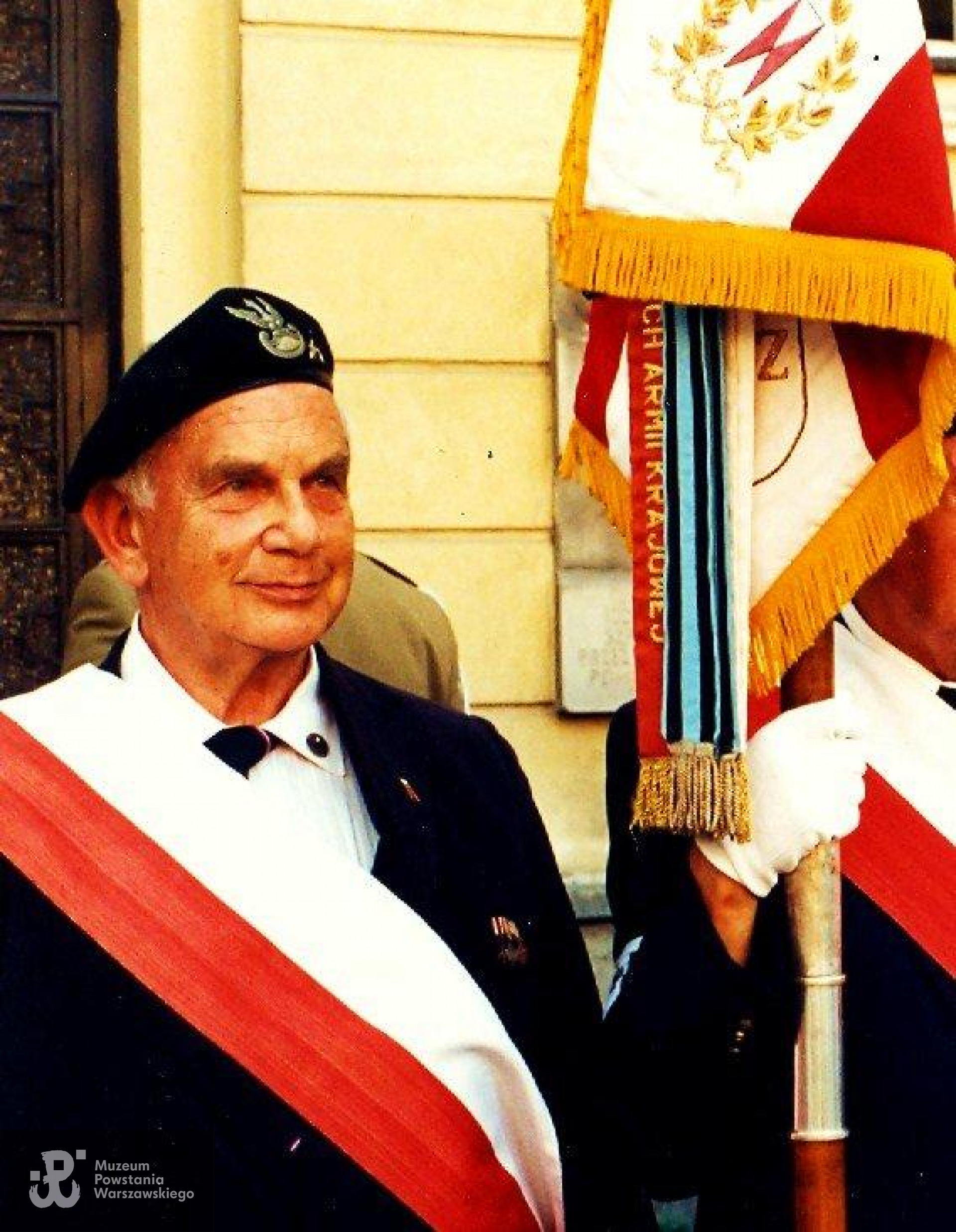 Dionizy Piotr Mazur "Piotrek" w poczcie sztandarowym 7 Pułku Ułanów Lubelskich AK - "Jeleń" przed Kościołem Garnizonowym przy placu Krasińskich w czasie obchodów 50 rocznicy Powstania Warszawskiego.