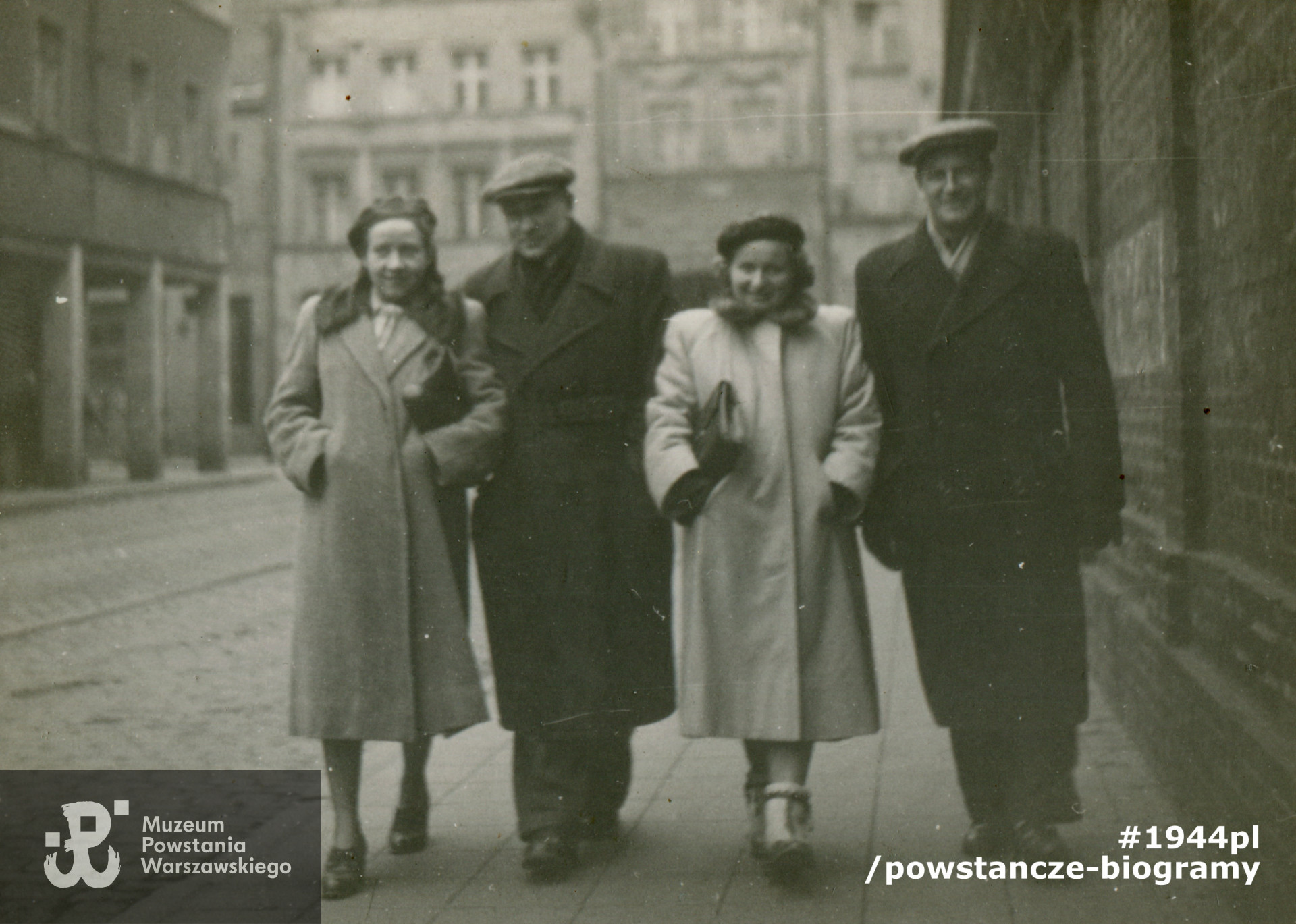 Fotografia powojenna. Józef Piskorski (po prawej)  z żoną <a href =  celina-piasecka,34967.html> Celiną Barbarą Piasecką - Piskorską</a>  (pierwsza z lewej). Fot. z archiwum rodzinnego p. Lecha Piskorskiego  Fot. z archiwum rodzinnego p. Lecha Piskorskiego