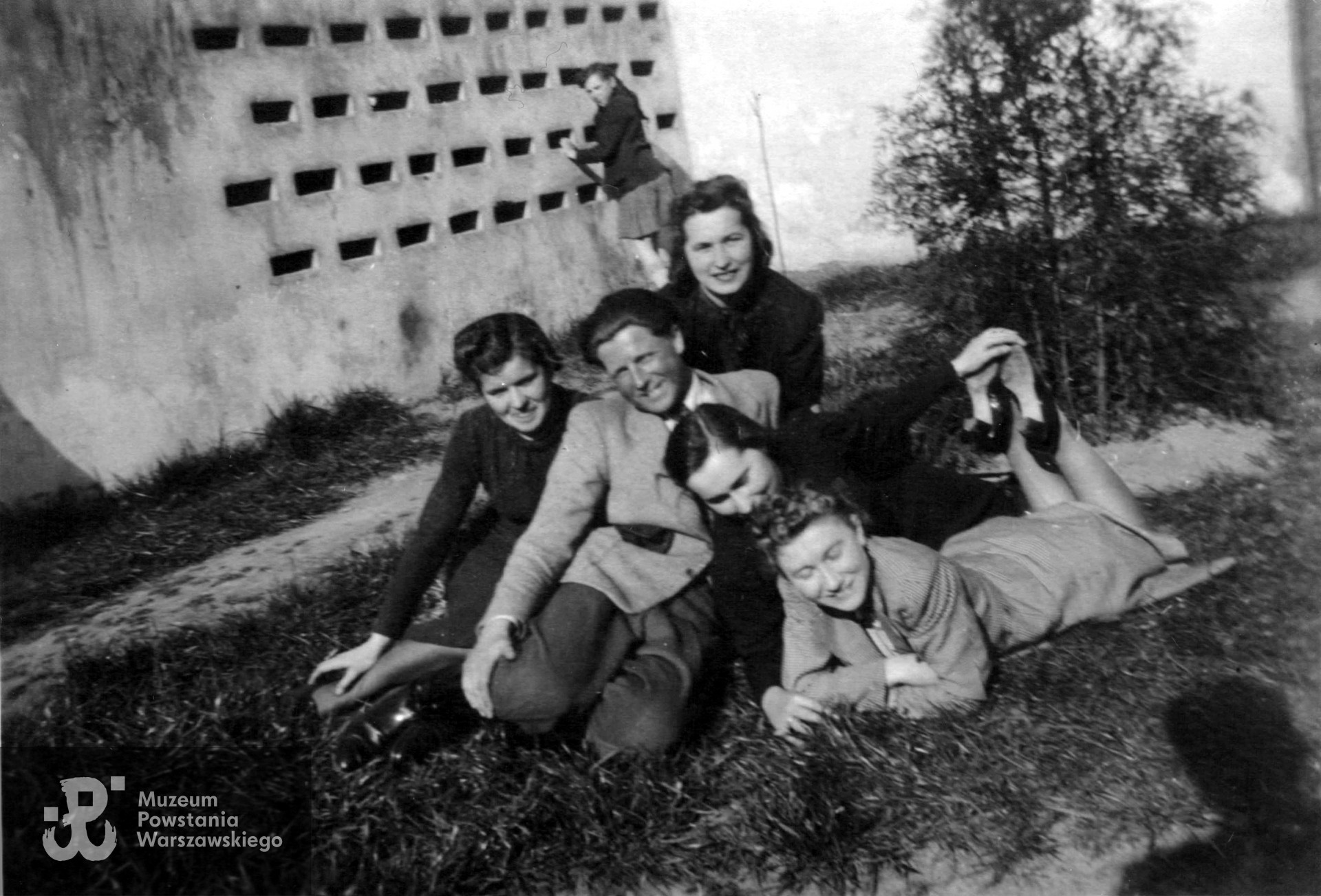 Wiesław Baranowski z koleżankami, prawdopodobnie przed 1939 r. Fot. ze zbiorów rodzinnych, skan udostępnił p. Sebastian Baranowski, wnuk Powstańca. [2]