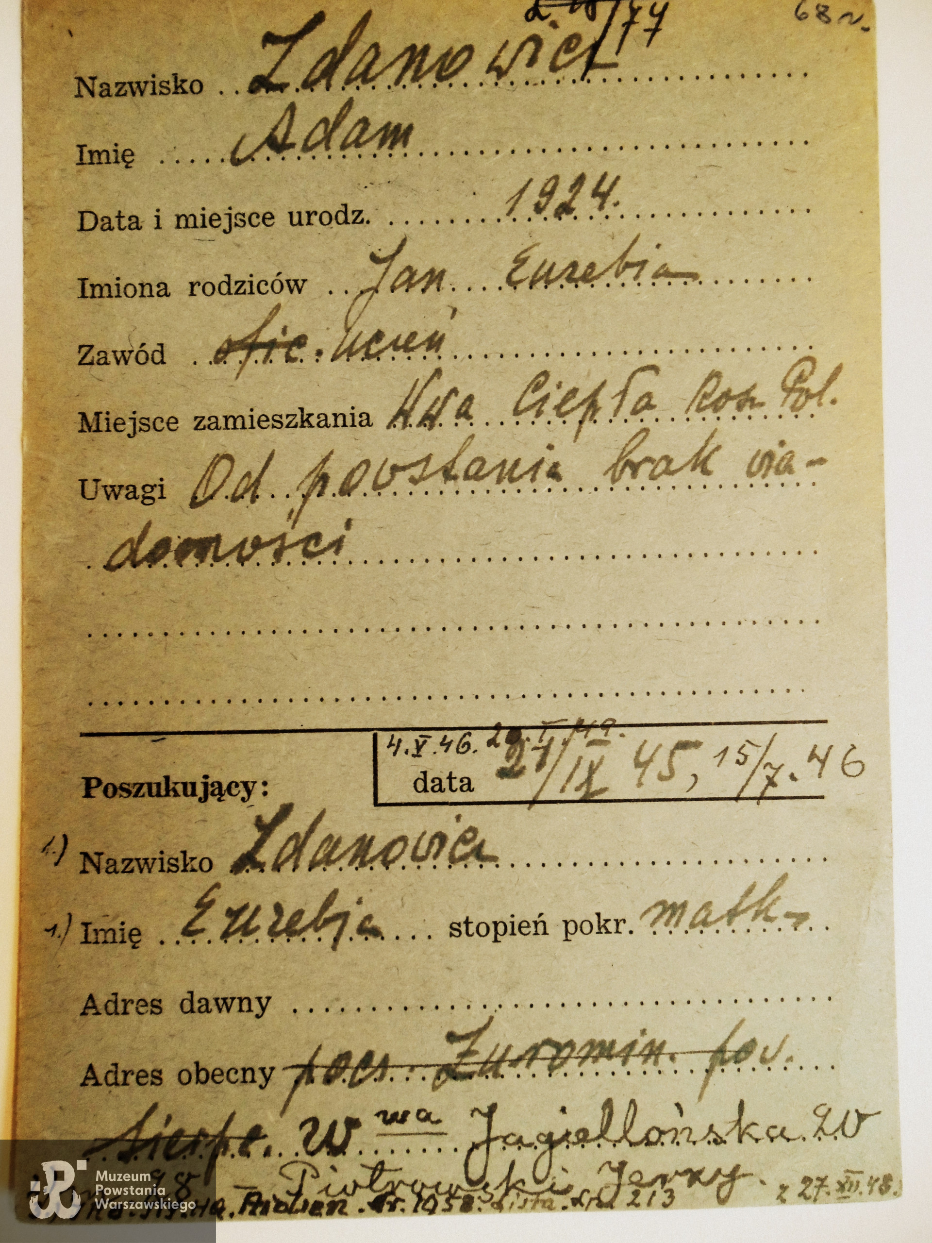 Kartoteka ogólna PCK - ślad powojennych, bezowocnych poszukiwań Adama przez matkę, Euzebię Zdanowicz, z roku 1945, 1946 i 1949. W formularzu wpisano: <i>rocznik 1924, uczeń, od Powstania brak wiadomości.</i>. Ze zbiorów Biura Informacji i Poszukiwań Polskiego Czerwonego Krzyża