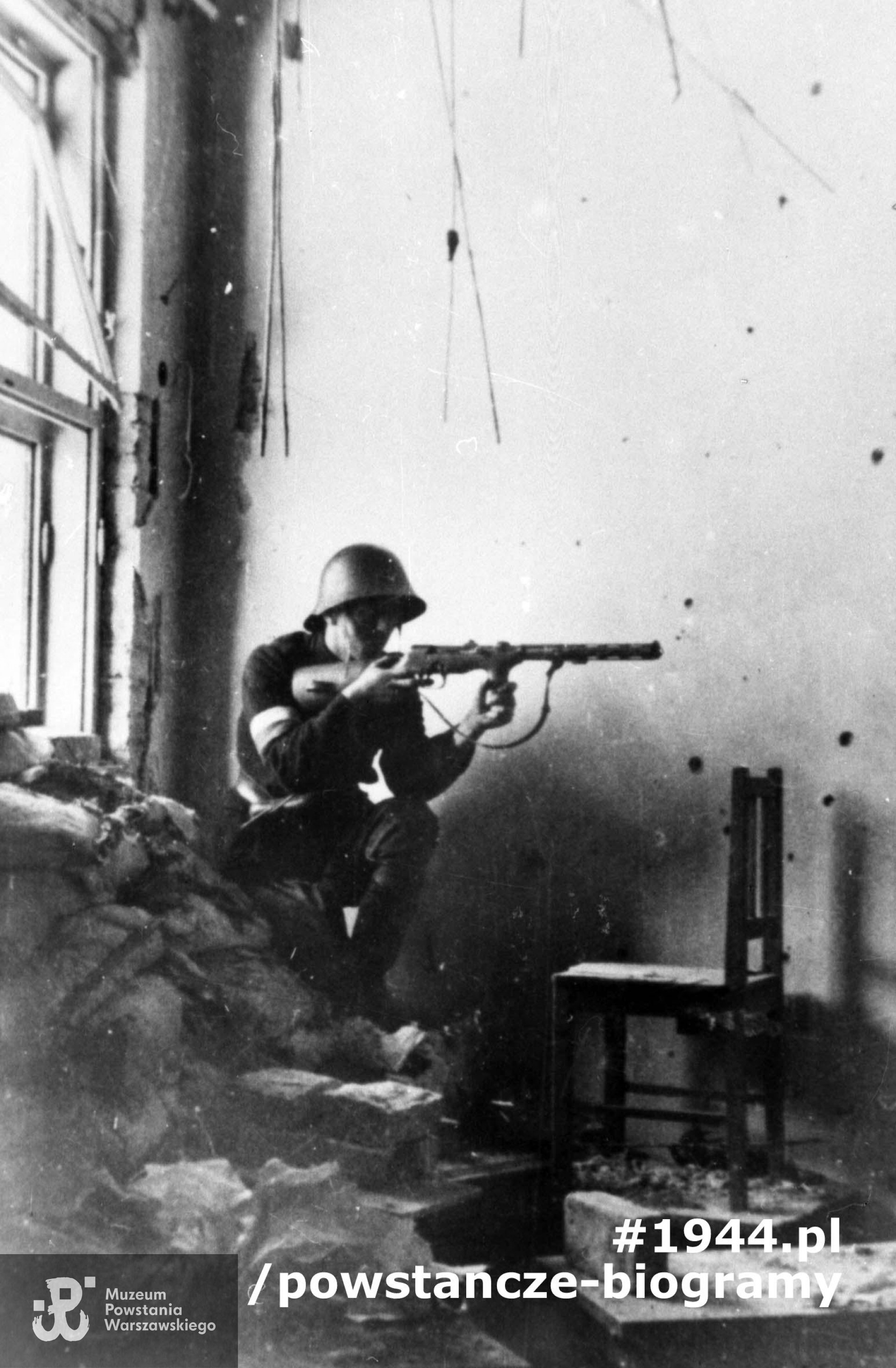 Powstanie Warszawskie, wrzesień 1944 r. - ppor. Henryk Czapczyk "Mirski” na posterunku obserwacyjnym batalionu "Miłosz" przy ul. Wiejskiej 11. Uzbrojeniem oficera jest zdobyczny pistolet maszynowy Erma EMP 35 kal. 9 mm.  Autorem zdjęcia jest Henryk Świercz "Świerszcz". Fot. ze zbiorów Muzeum Powstania Warszawskiego, sygn. MPW-IN/3502