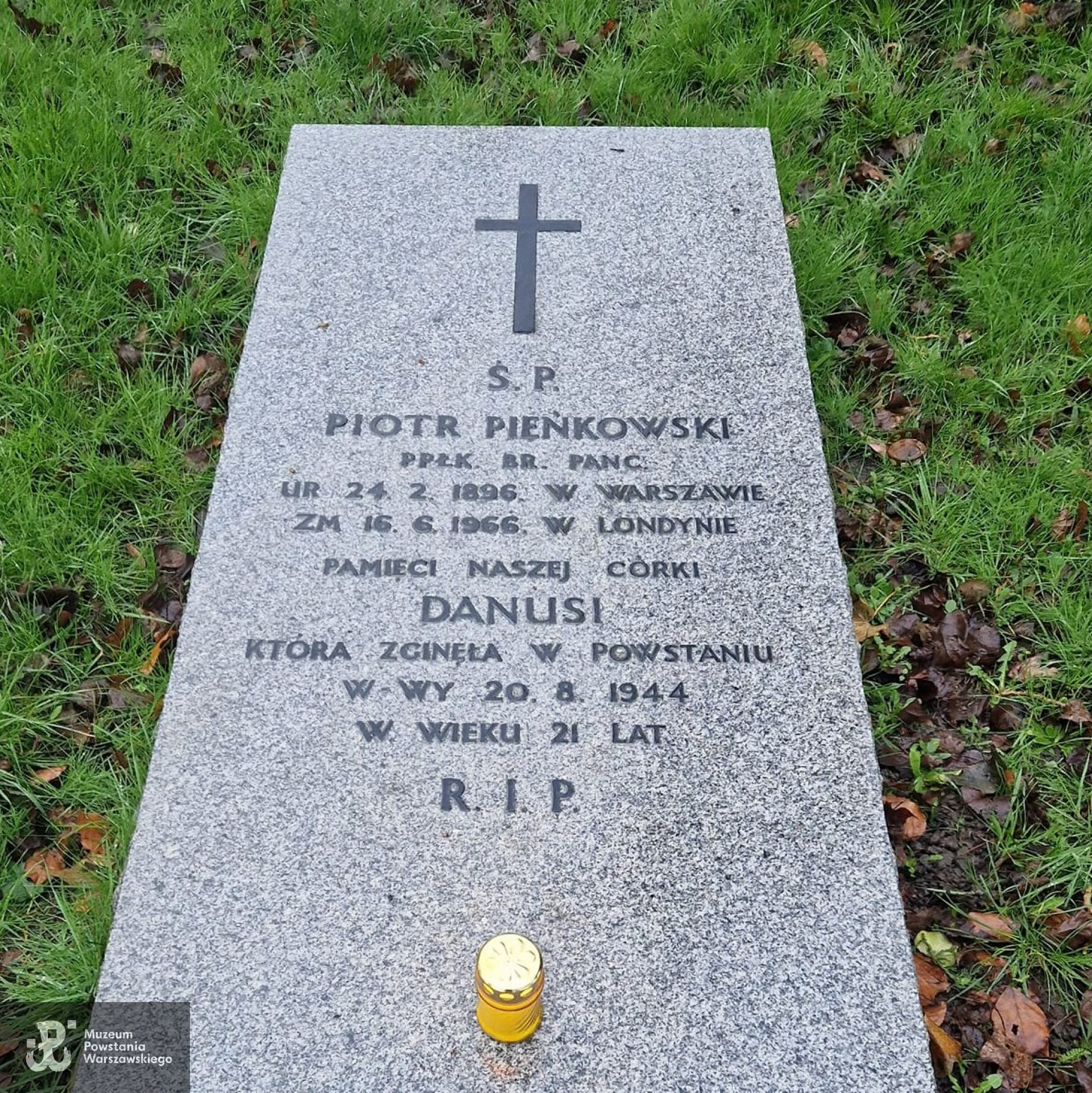 Mogiła symboliczna w miejscu pochowania jej ojca, ppłk. Piotra Pieńkowskiego (1896-1966) na Cmentarzu South Ealing w Londynie. Źr. Defenders of Polish Graves London/Facebook