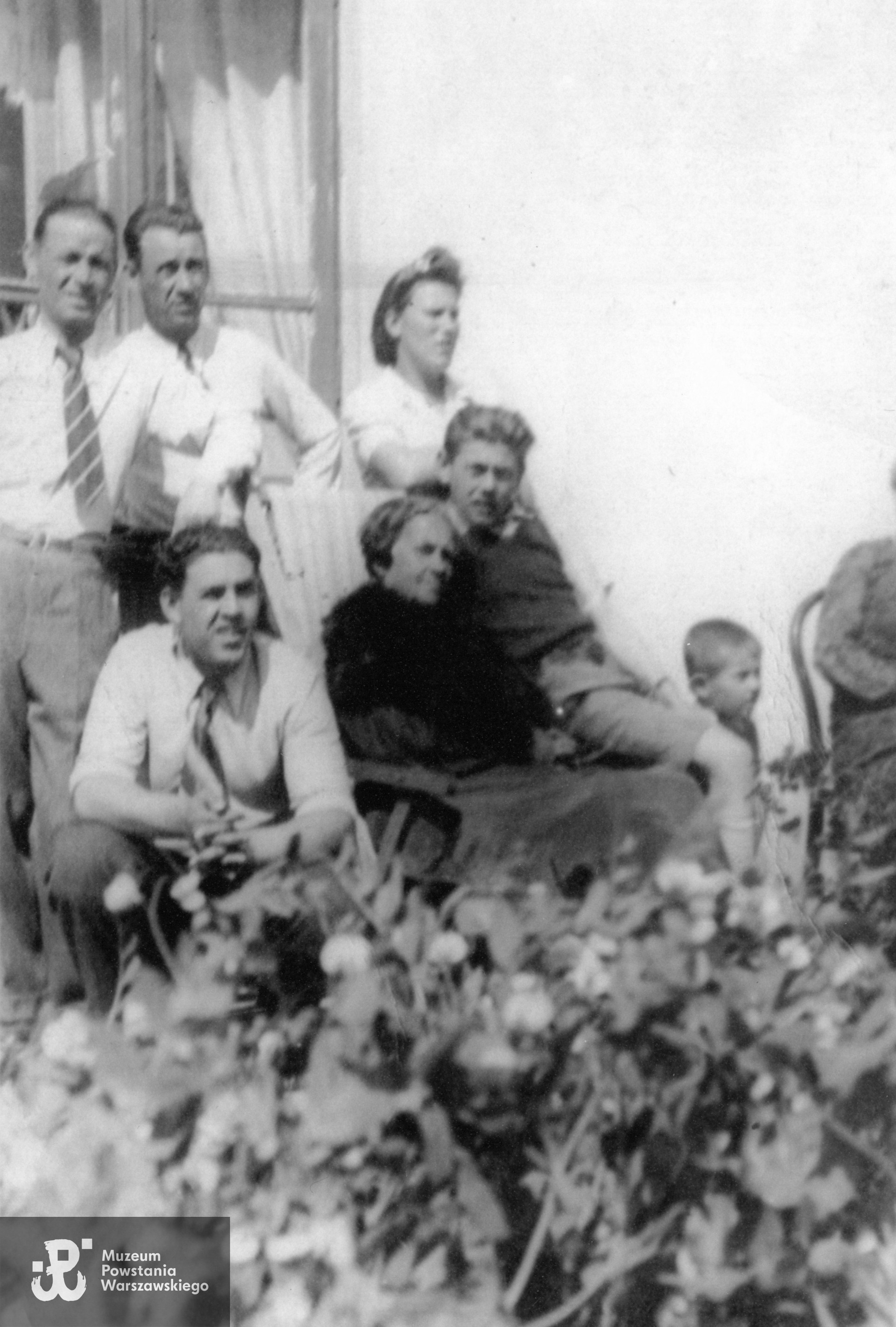 Rodzina  Nowakowskich - na pierwszym planie siedzący w kucki  Tadeusz Nowakowski „Wójcik”, obok matka Franciszka Nowakowska z Kudlaków. Stoją: z lewej  Stanisław Nowakowski „Kalinowski", z prawej Krystyna Nowakowska, żona Tadeusza (w jasnej bluzce). Fot. ze zbiorów rodzinnych,  udostępniły  Elżbieta i Jolanta Wolańczyk