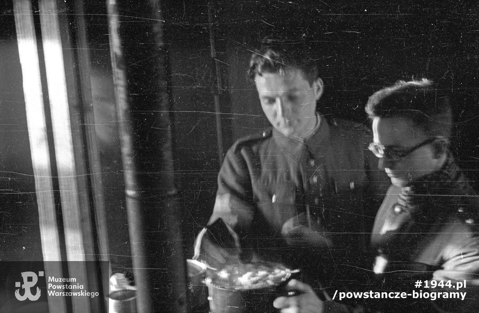 Fotografia z obozu jenieckiego - Oflagu XI B/z w Bergen-Belsen. Por. Wojciech Sarnecki "Wojtek" z kompanii "Anna" Batalionu "Gustaw" i kpr. pchor. Wojciech Bogusławski "Tur" z pułku "Baszta" przygotowujący posiłek. Autorem zdjęcia jest Wiesław Chrzanowski. Ze zbiorów Muzeum Powstania Warszawskiego, sygn.MPW-IN/3380