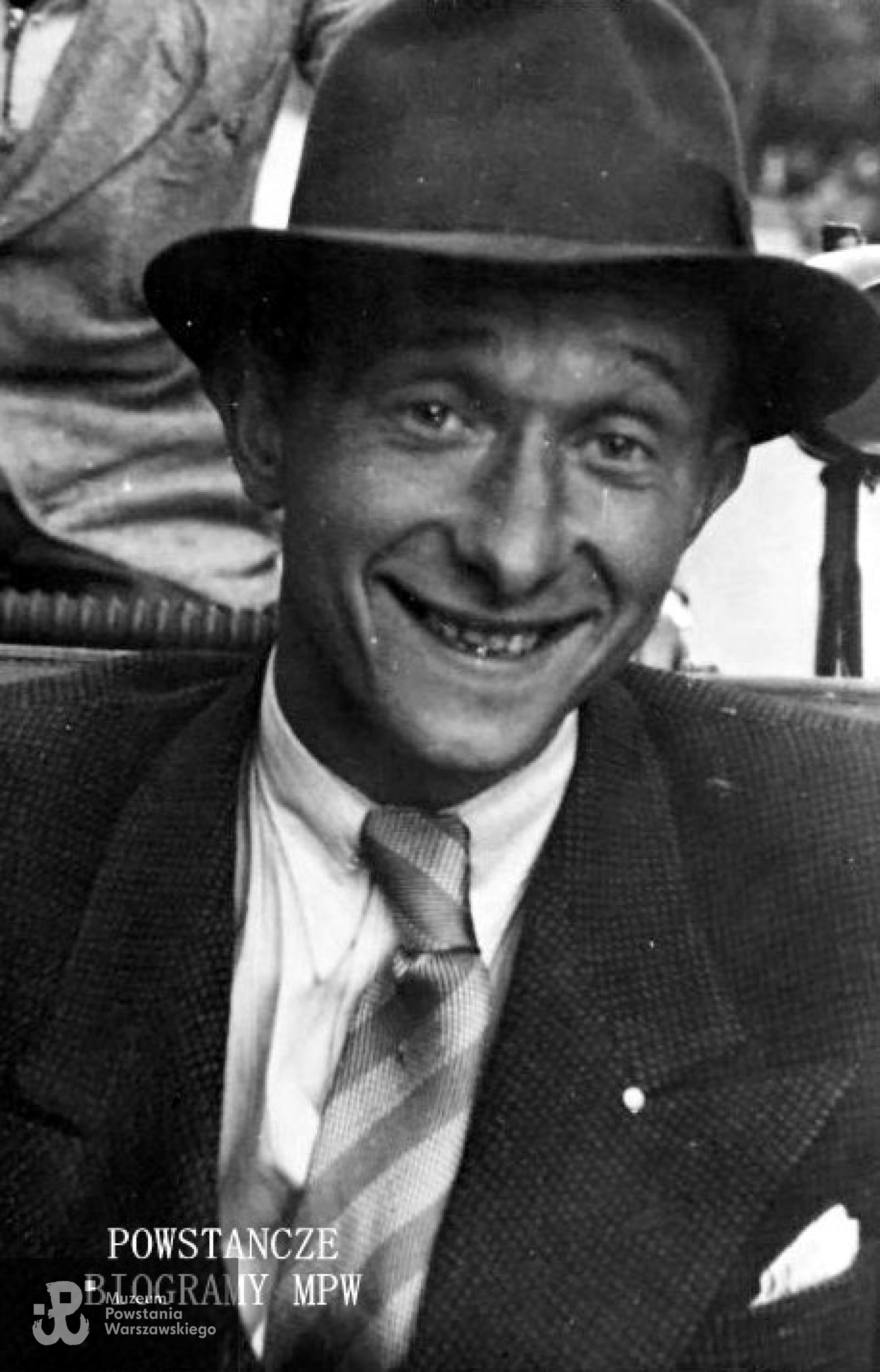 Podczas jazdy rikszą w okupowanej Warszawie. Fot. z archiwum rodzinnego syna Eugeniusza, p. Piotra Lubieńskiego. Udostępnił Krzysztof Lubieński.