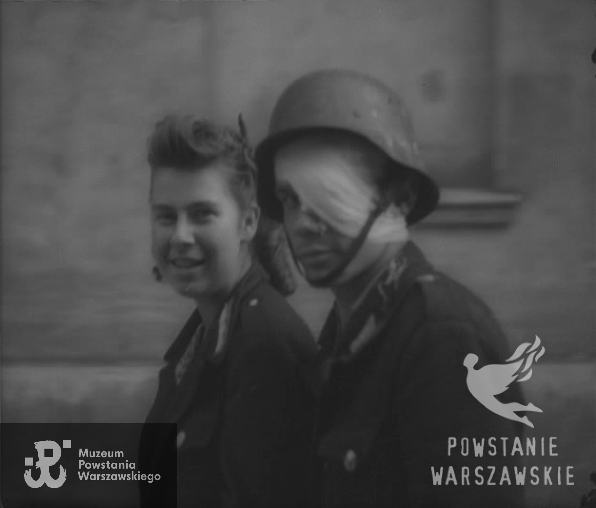 Od lewej Teresa Matlakowska,  obok żołnierz NN. Kadr z powstańczej kroniki.