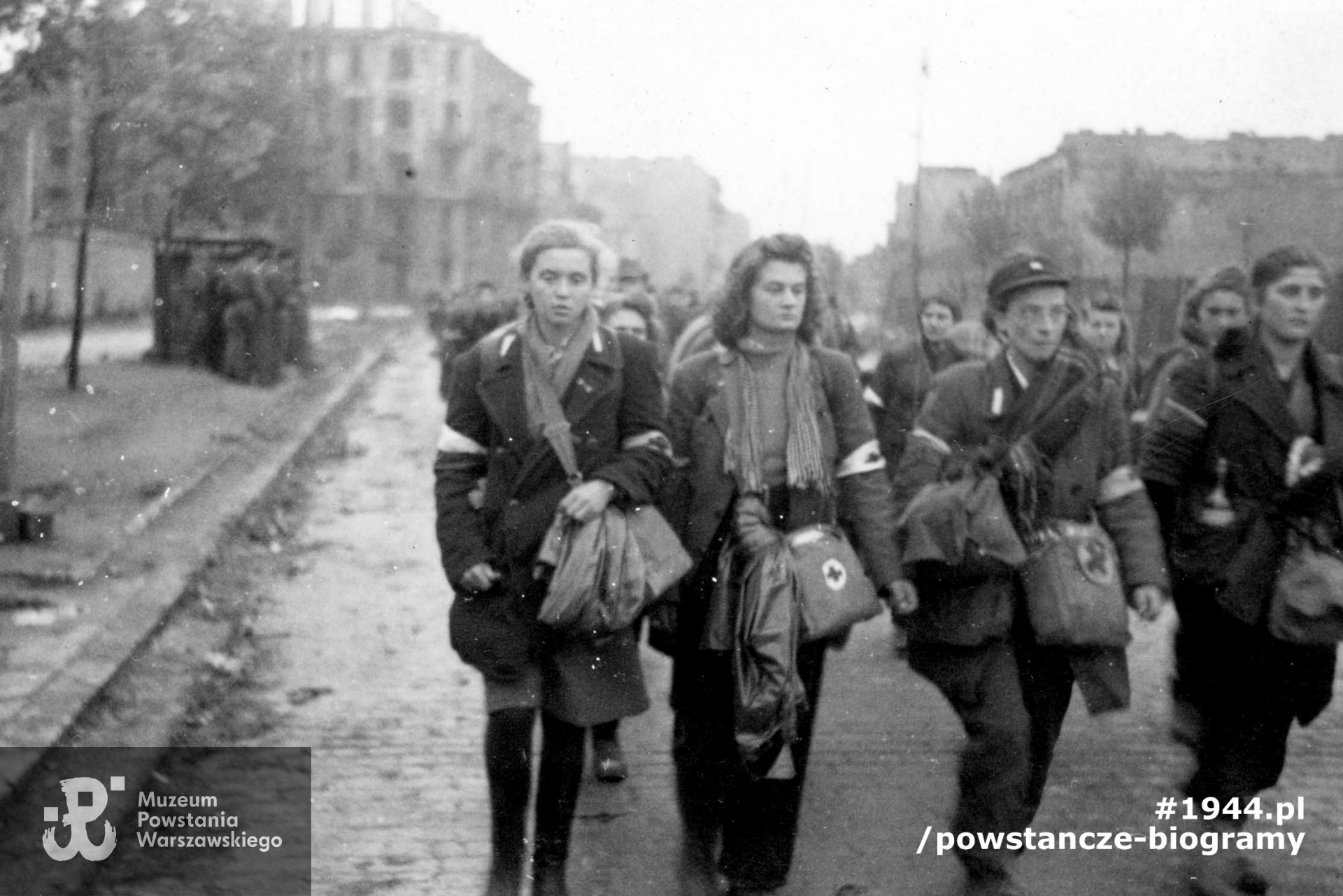  Halina Tarkowska po mężu Sawicka „Ala”  i Maria Krystyna Myszkorowska po mężu Kozicka - wyjście do niewoli ulicą Wolską. Szersze ujęcie. Fot. ze zbiorów Muzeum Powstania Warszawskiego, sygn. MPW-IP/1621