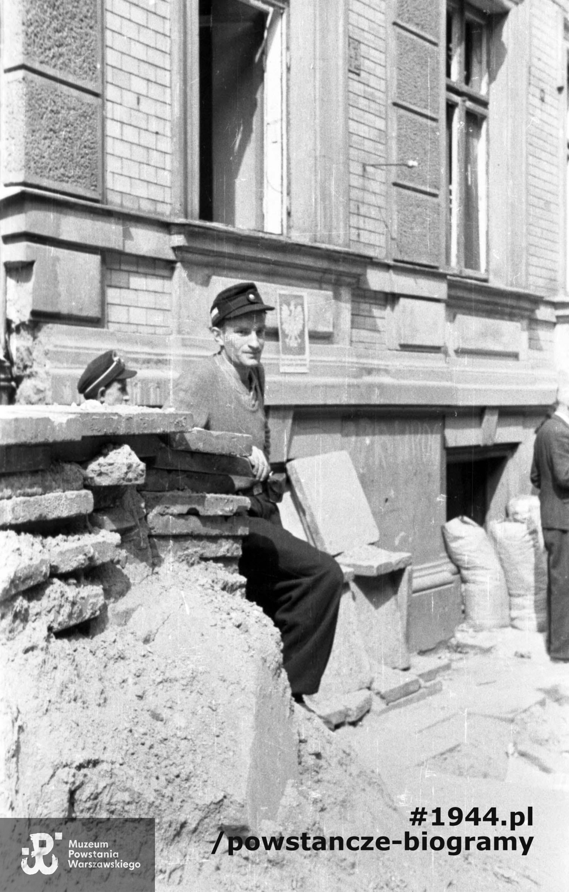  Pchor. Jerzy Kokczyński "Boczkowski" z pułku NSZ im. gen. Władysława Sikorskiego przy barykadzie pomiędzy Domem Technika i budynkiem przy ul. Czackiego 7.Fot. ze zbiorów Muzeum Powstania Warszawskiego, sygn. MPW-IN/3480