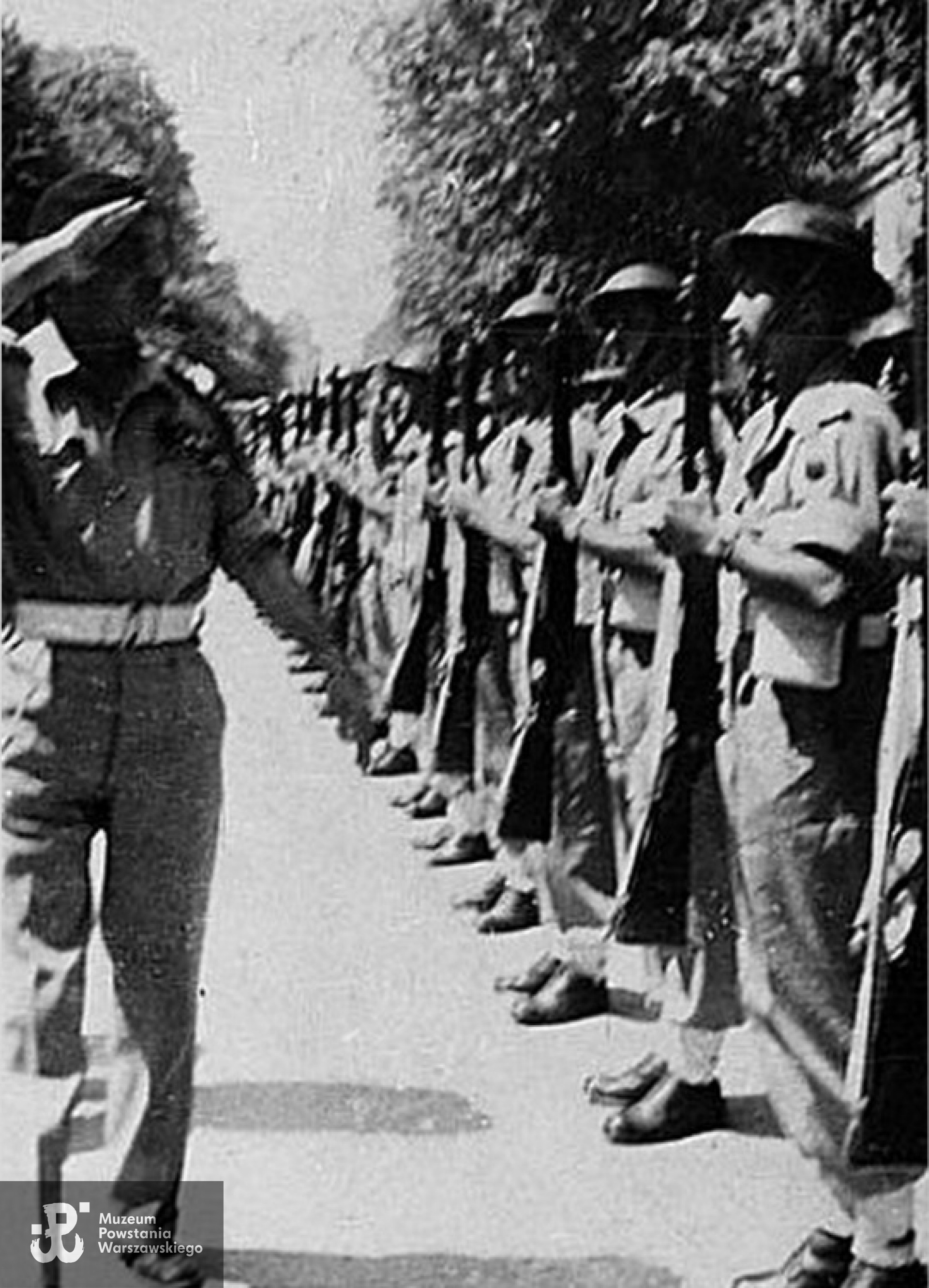 Generał Anders wizytuje polski korpus. Jerzy Pilitowski pierwszy z prawej. Zdjęcie z archiwum rodzinnego.