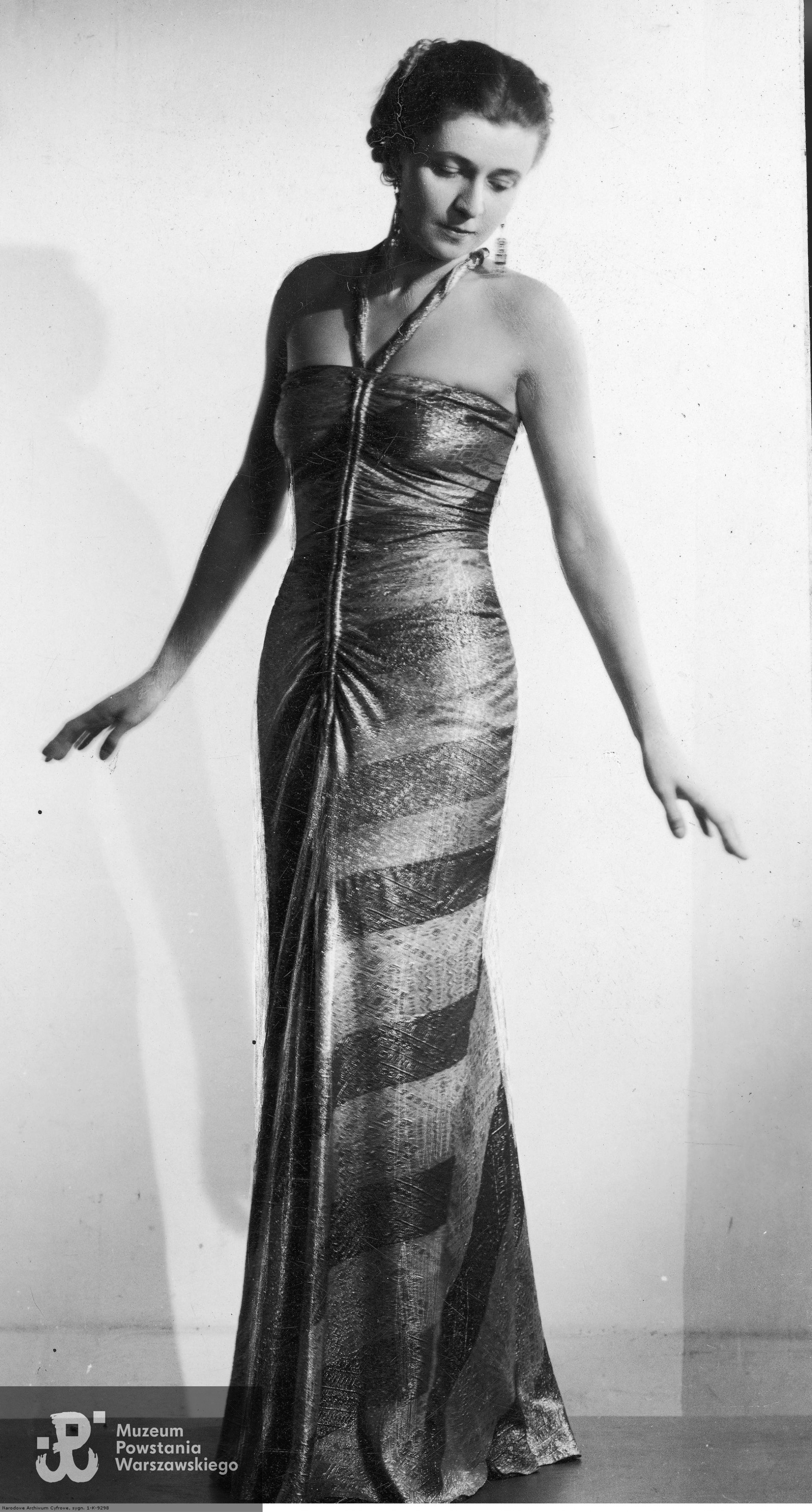 1938 rok -  fotografia  wykonana w atelier (Salon Fotografii Artystycznej Halina Skowrońska RAFAEL). Fot. ze zbiorów Narodowego Archiwum Cyfrowego <i> www.audiovis.nac.gov.pl</i> - Koncern Ilustrowany Kurier Codzienny - Archiwum Ilustracji