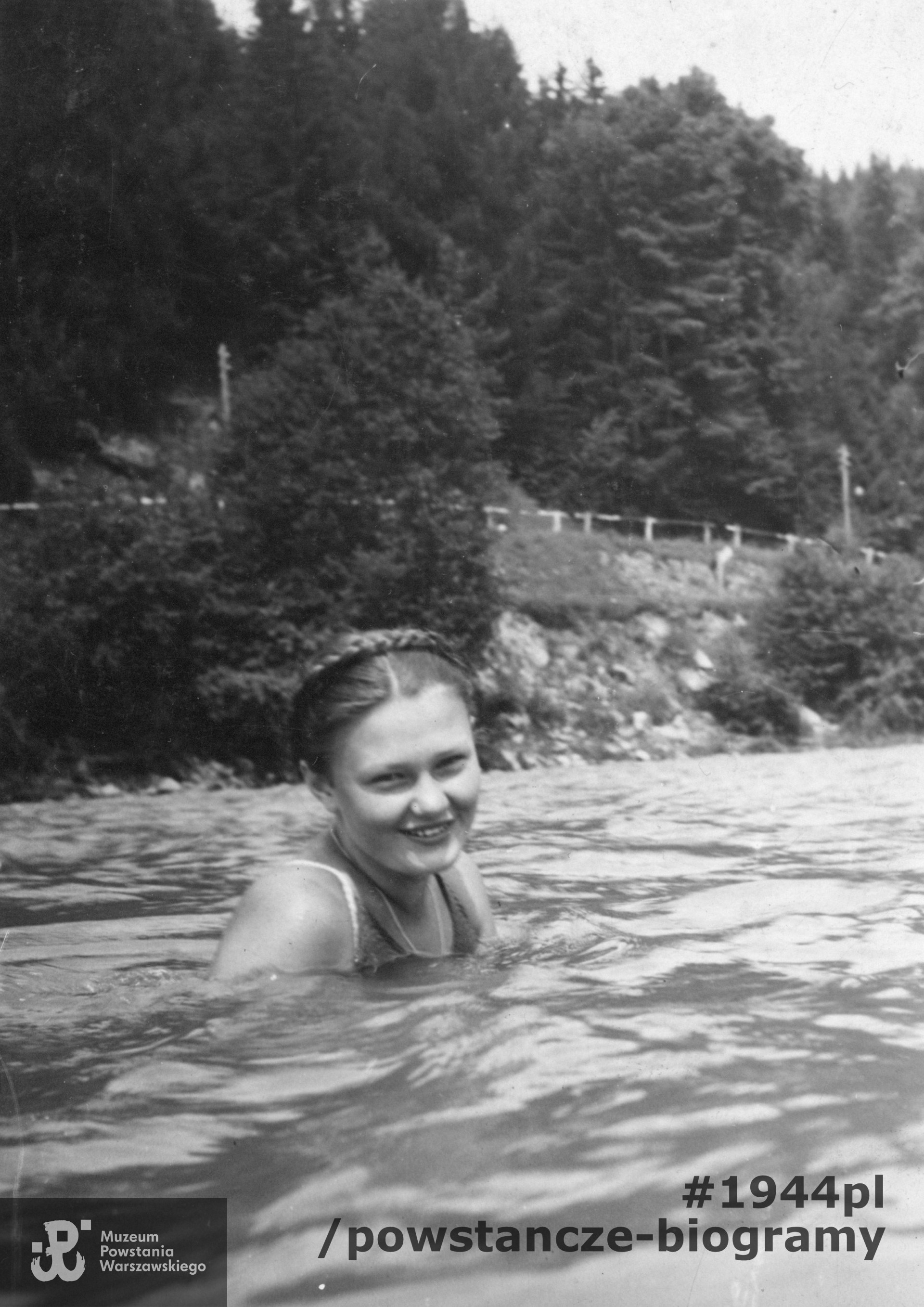 Alina Deręgowska podczas okupacji, w rzece Jeziorce. Fot. ze zbiorów  rodzinnych, udostępniła p. Agnieszka Nagalska z domu Riedel