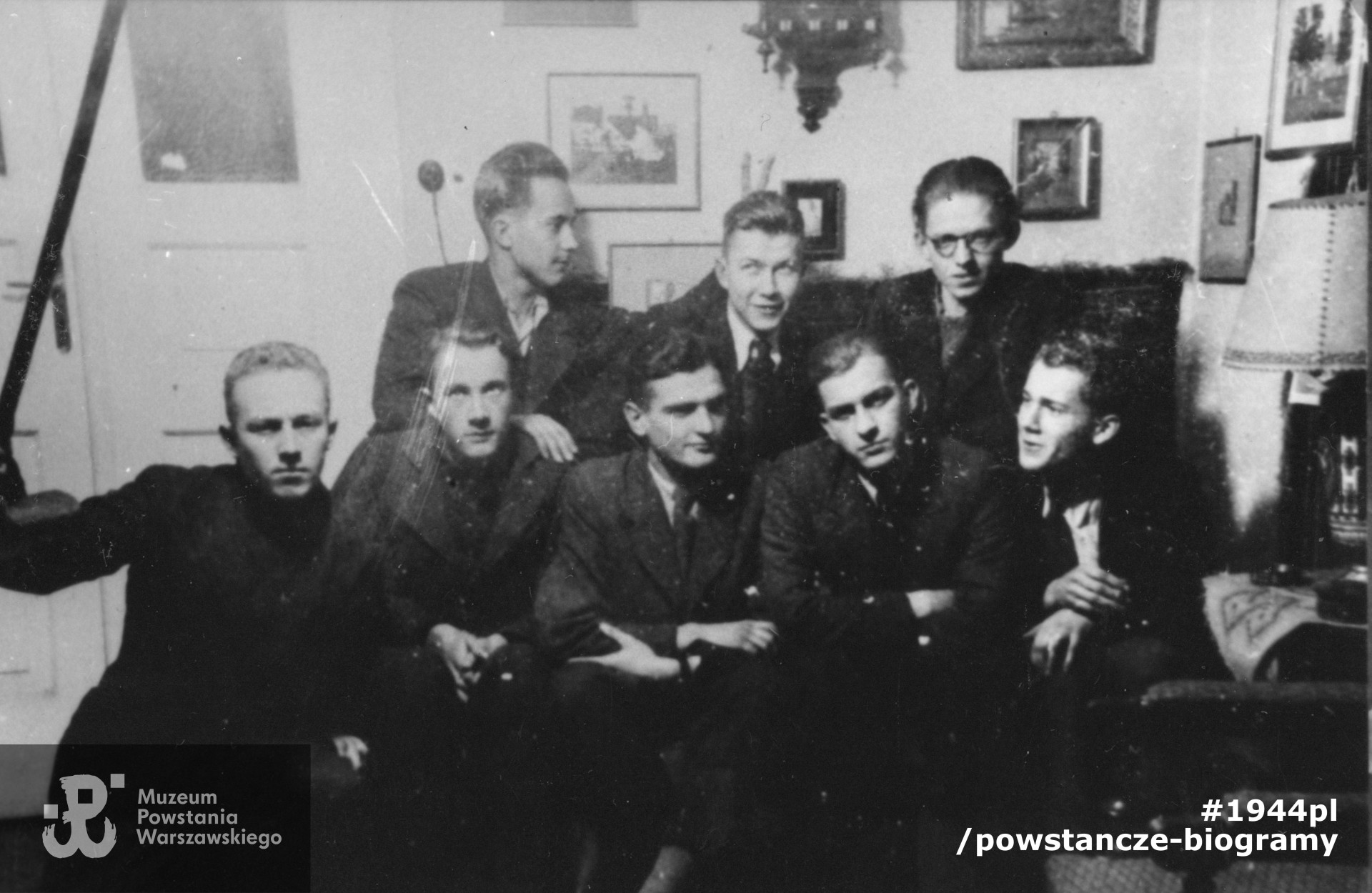 Zdjęcie z okresu okupacji niemieckiej (datowane na 1943 rok) przedstawiające chłopców z kompanii ochrony Sztabu Obszaru Warszawskiego AK "Koszta". Widoczni od lewej: w dolnym rzędzie: Janusz Ślifirski "Jacek", Wacław Krupiński "Belina", Włodzimierz Radajewski "Rataj", Jerzy Góralkiewicz (?) "Nosek", Tadeusz Rupniewski "Sęk", powyżej stoją: Władysław Gabowicz "Ciapek", Stefan Grabowski "Leon" oraz Olgierd Sawicki "Konrad". Fot. ze zbiorów Muzeum Powstania Warszawskiego, sygn. P/8277