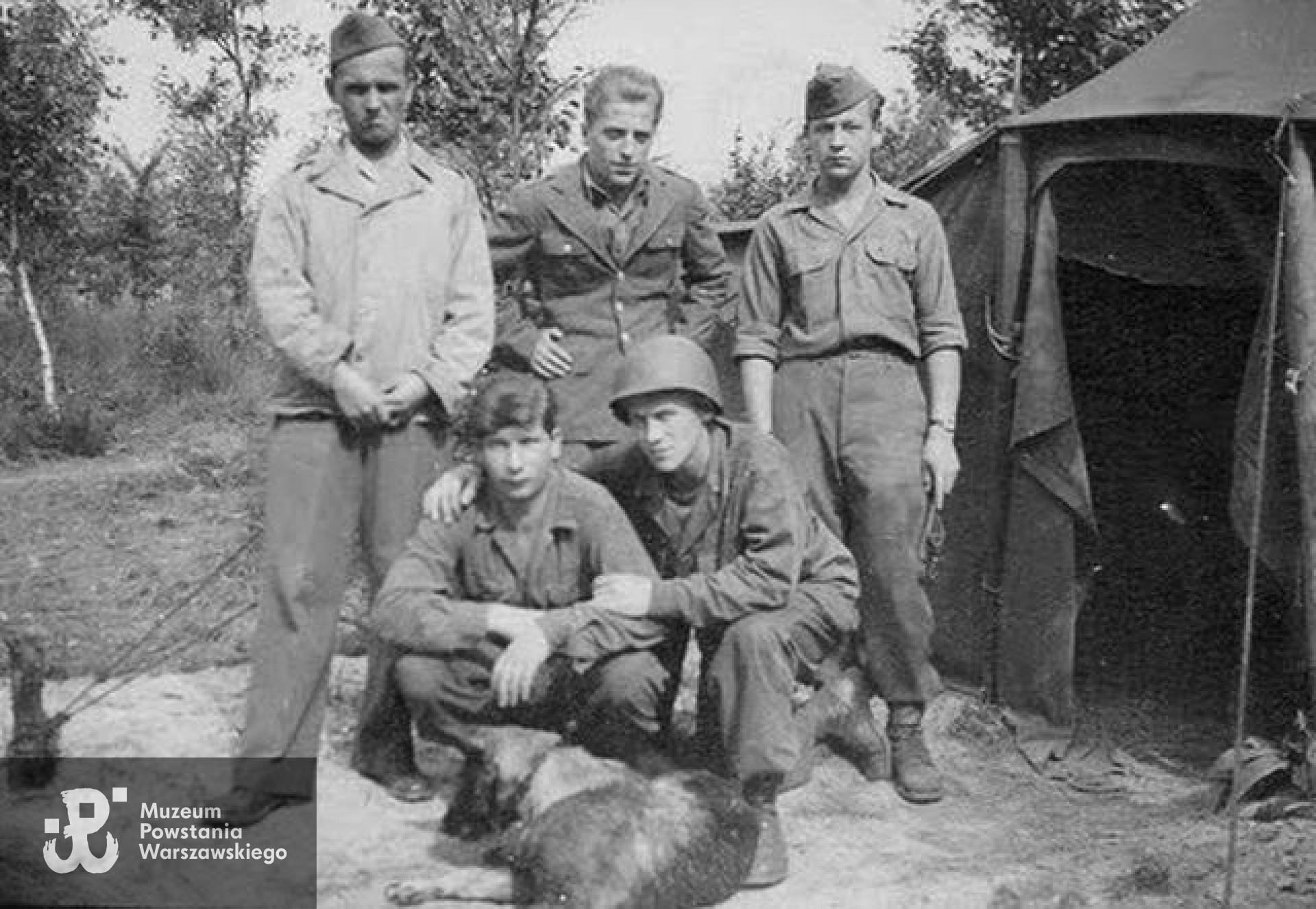 Zdzisław Łęcki stoi po środku. Ze zbiorów Andrzeja Łęckiego/Archiwum 2. HBAP "Żbik"