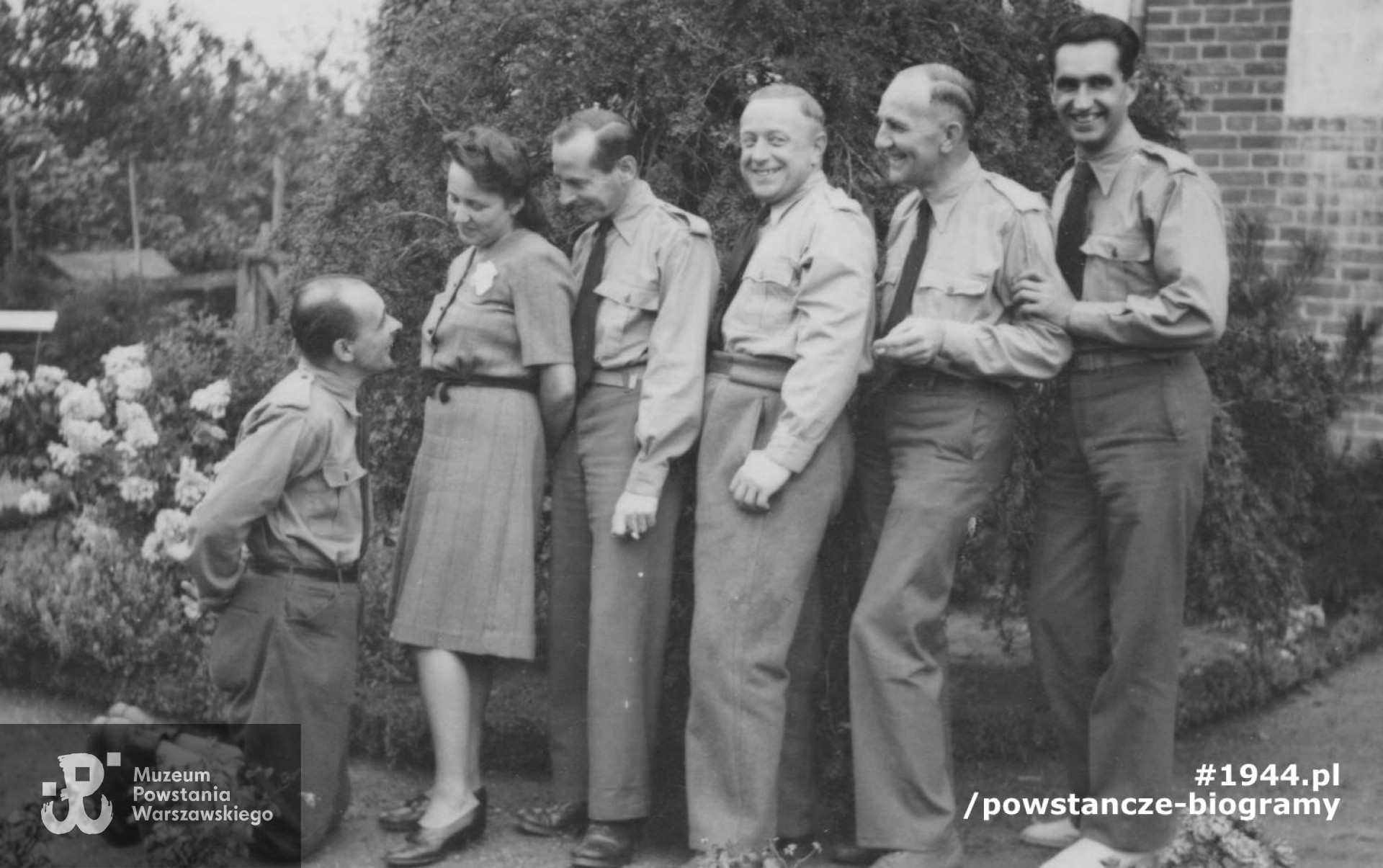 Fotografia wykonana po wyzwoleniu.  Por. Mieczysław Gawdzik „Bończa” stoi pierwszy z prawej, druga z lewej strony Wanda Strynkiewicz ps. „Ewa". Fot. z archiwum  rodzinnego Wandy Marii Majewskiej z domu Strynkiewicz ps. „Ewa”, „Kalina” (1923 - 2016) udostępniła p. Agnieszka Różycka