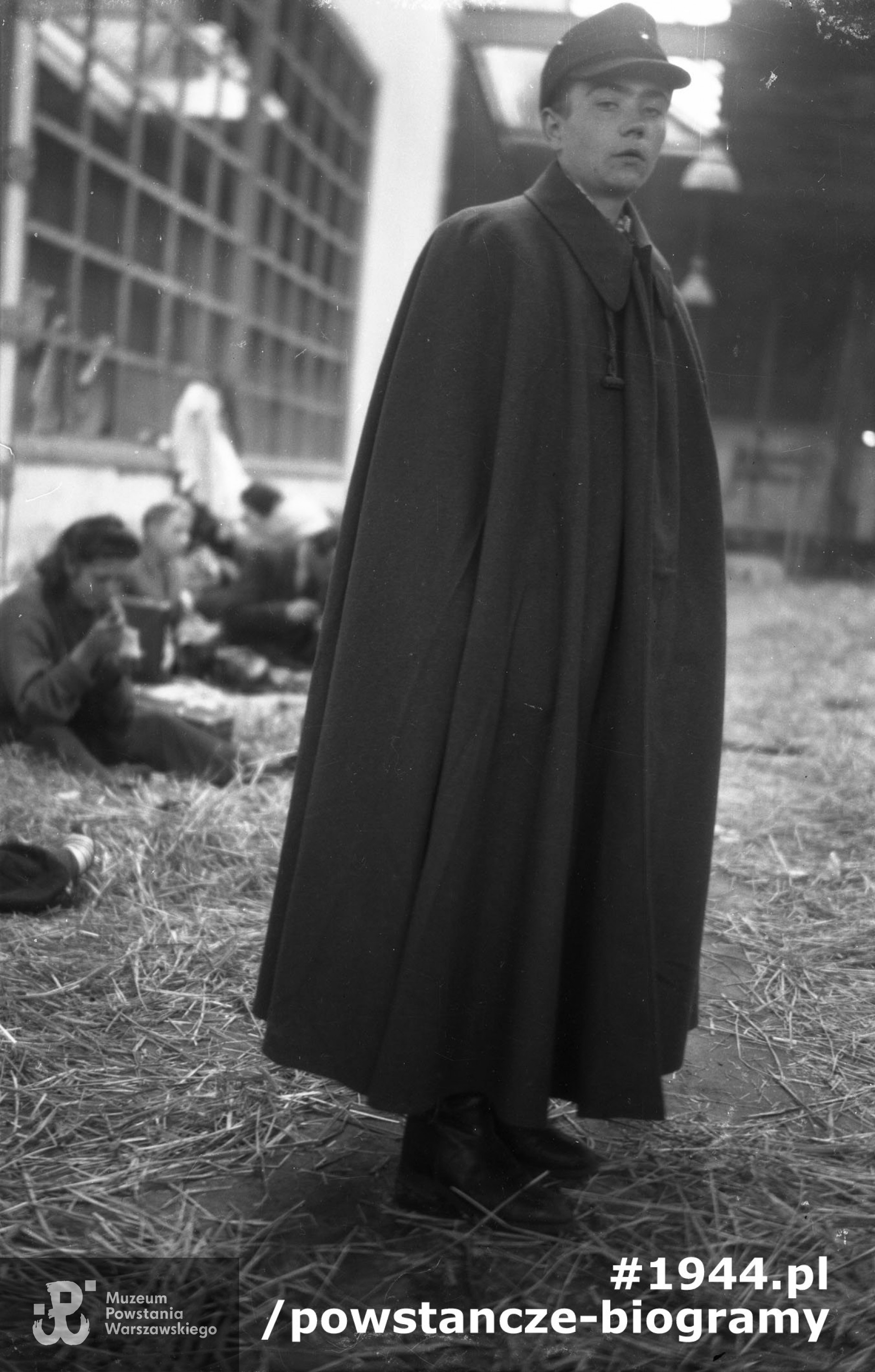 Jerzy Borkowski ps. "Pchła", "Pchełka". Zdjęcie wykonane po kapitulacji. Obóz przejściowy w Ożarowie Mazowieckim - 9 października 1944 r. Fot. ze zbiorów Muzeum Powstania Warszawskiego, sygn. MPW-IN/4192