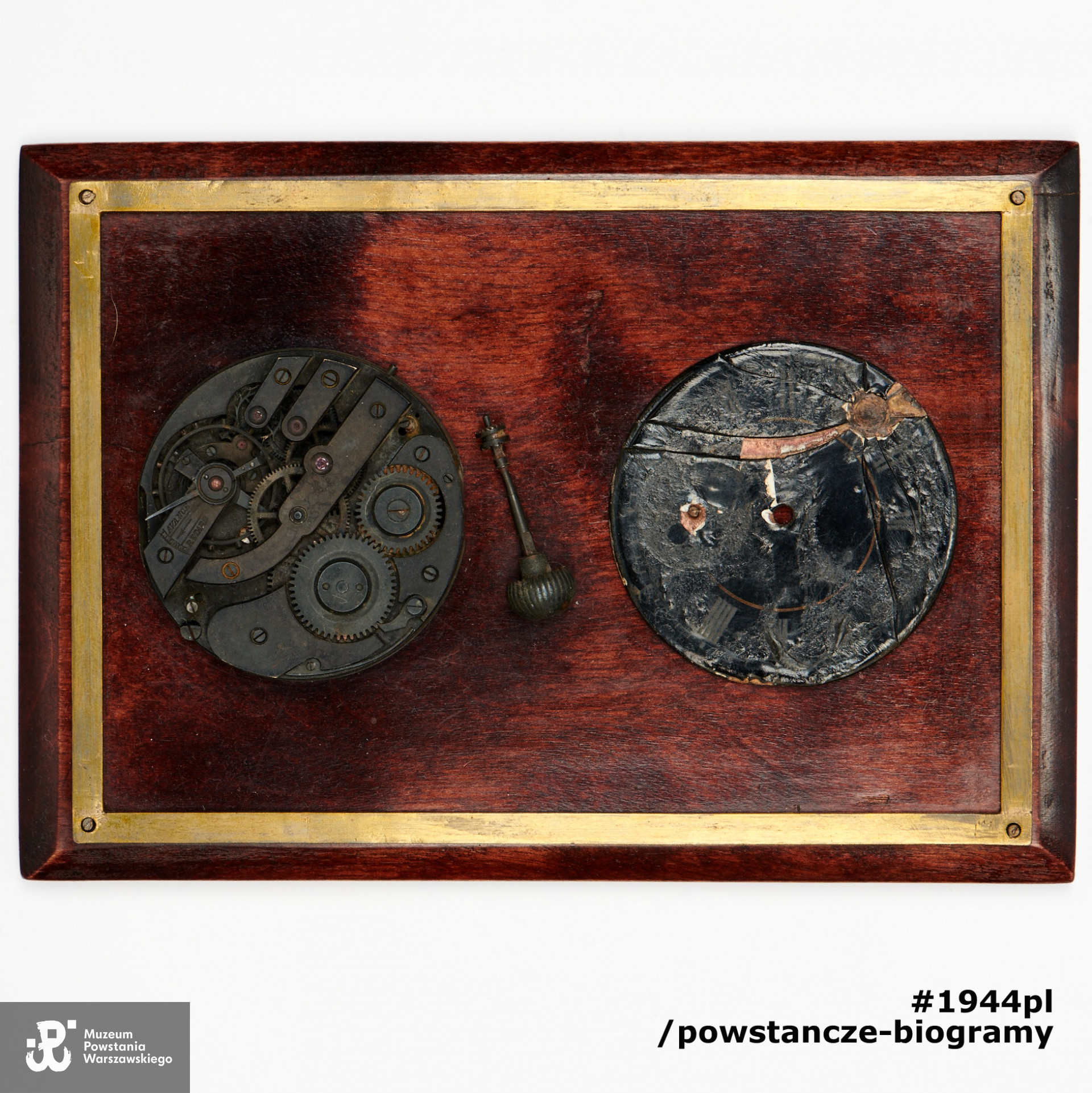 Pamiątka rodzinna: części zegarka kieszonkowego Czesława  Łabanowskiego "Ziemskiego", które zostały znalezione przy jego zwłokach, a następnie oprawione przez rodzinę Powstańca. Przedmiot w posiadaniu rodziny Poległego. Zdjęcia przedmiotu wykonał Michał Zajączkowski/MPW. 