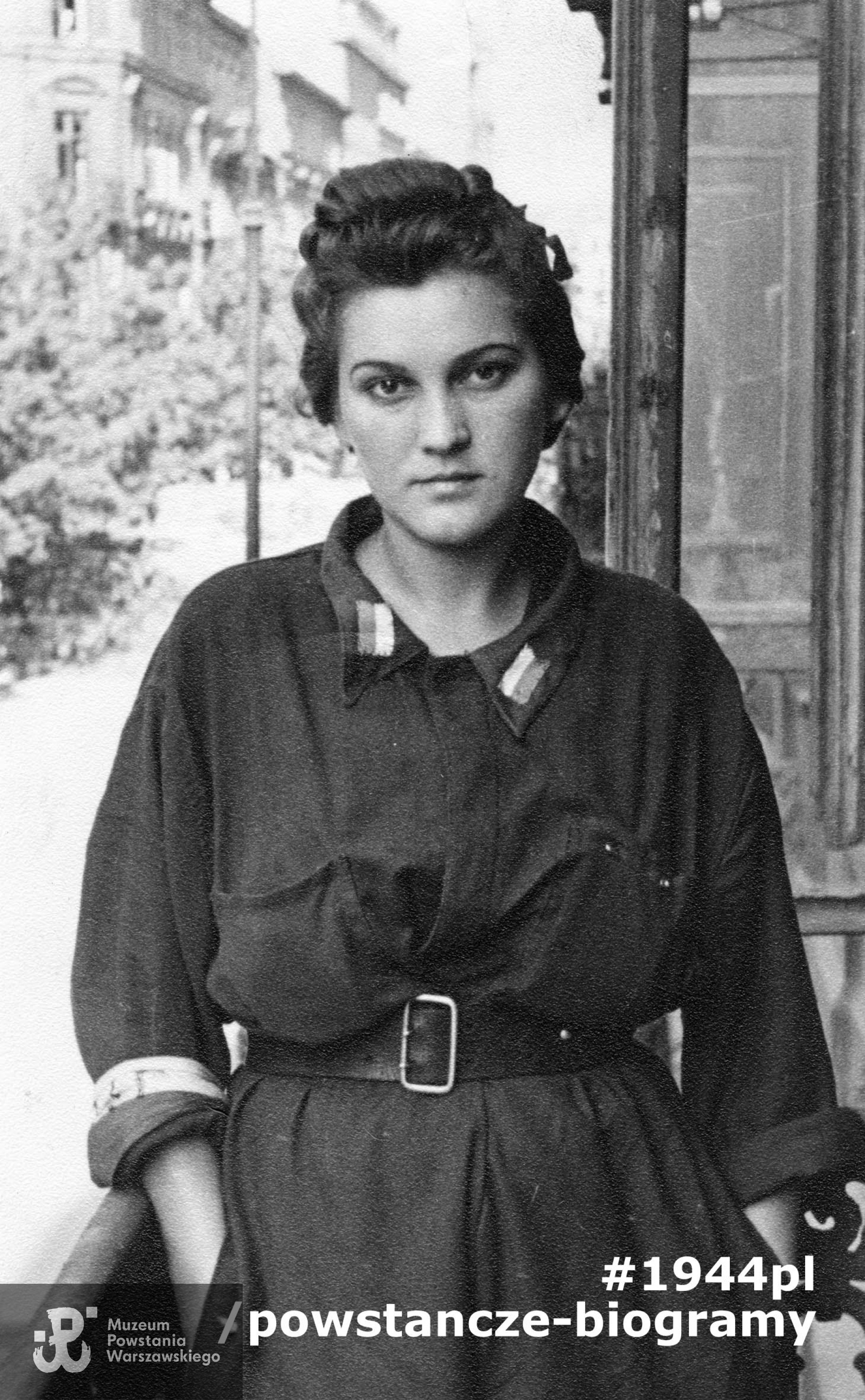 Fotografia z Powstania Warszawskiego -  Śródmieście Południe. Łączniczka Alina Knapp "Wacka" na balkonie kamienicy przy ul. Wilczej. Fot. ze zbiorów Muzeum Powstania Warszawskiego, sygn. MPW-IP/2010