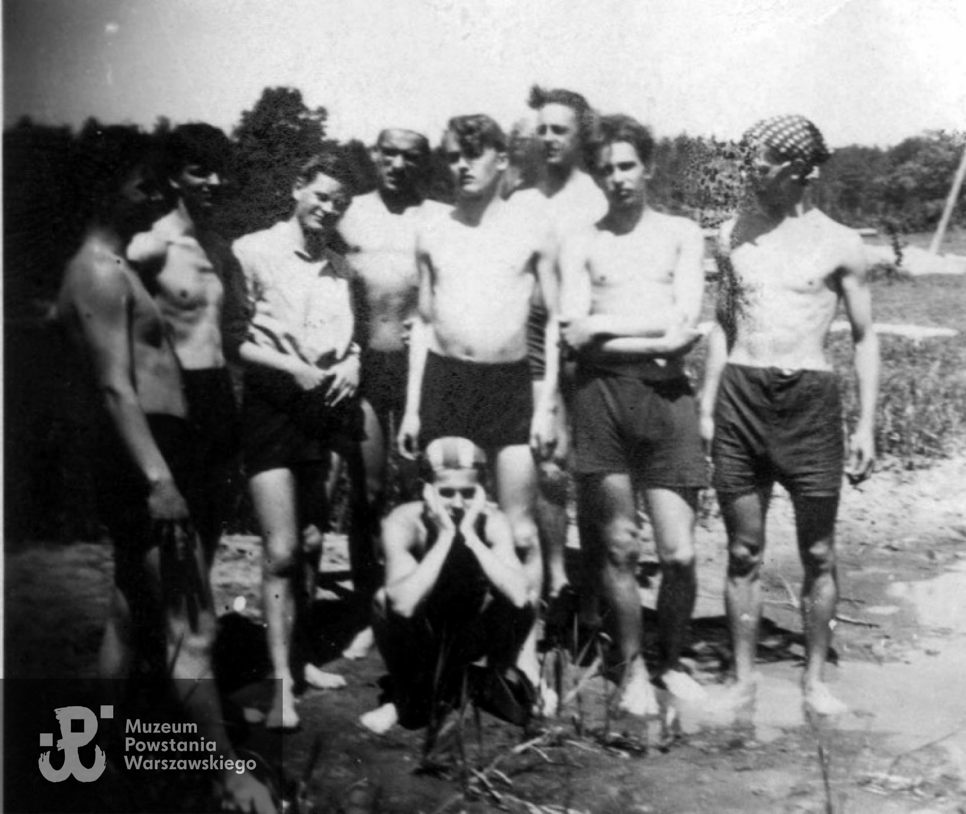 Piaseczno 1940 r. Od lewej: NN,NN, Stanisław Ciupalski ps. Chruślik,Stanisław Mękarski nieco z tyłu w okularach, Jan Kurdwanowski ps Strzała, Stanisław Świderski, Czesław Kurowski i ostatni z prawej Ryszard Załęski, ps. Włodek. Przykucnięty Zdzisław Bobrowski ps Wilk. Fot. z archiwum rodzinnego S. Ciupalskiego.