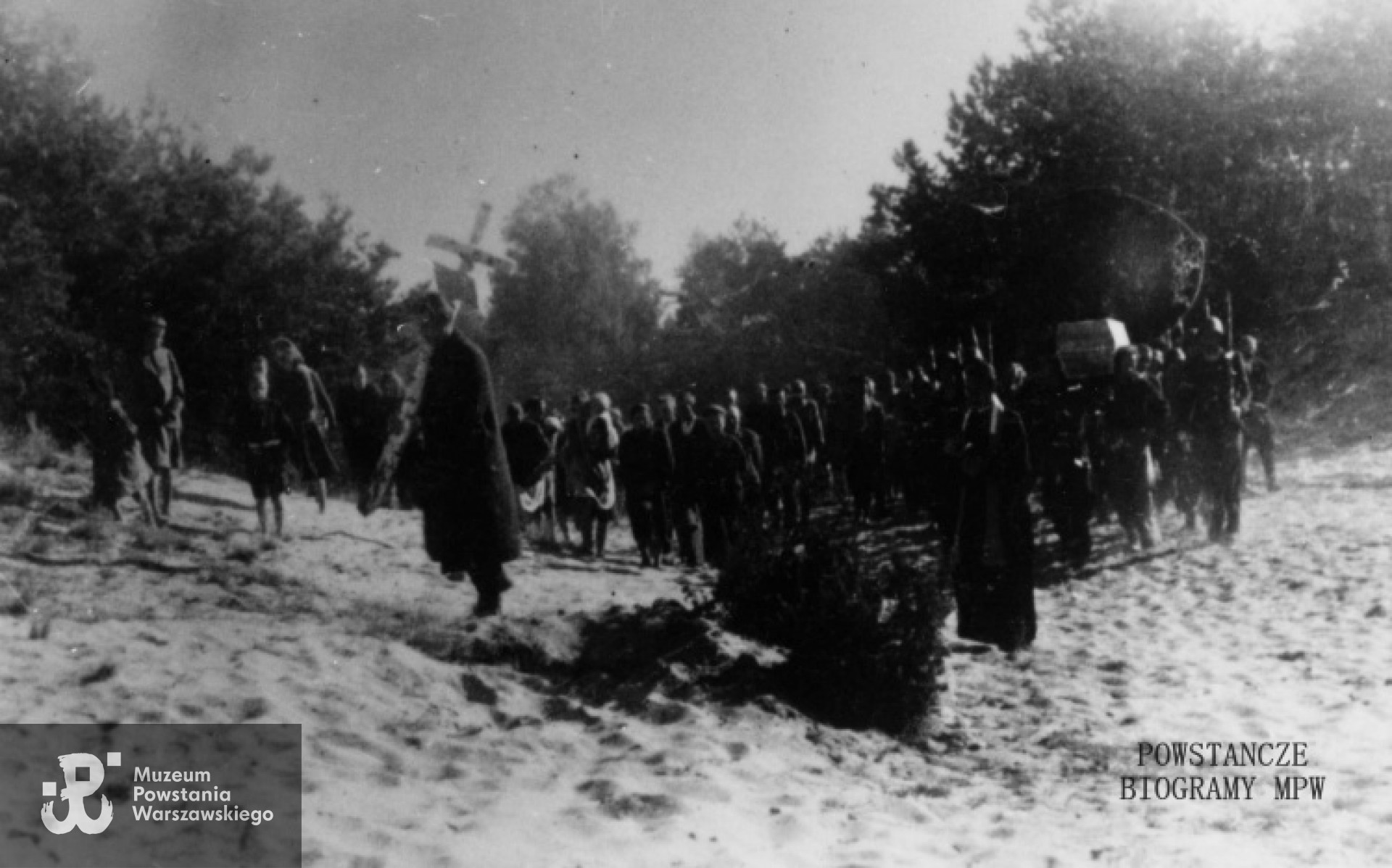 Pogrzeb powstańczy. Brak bliższych danych. Z archiwum Wandy i Jerzego Staniszewskich