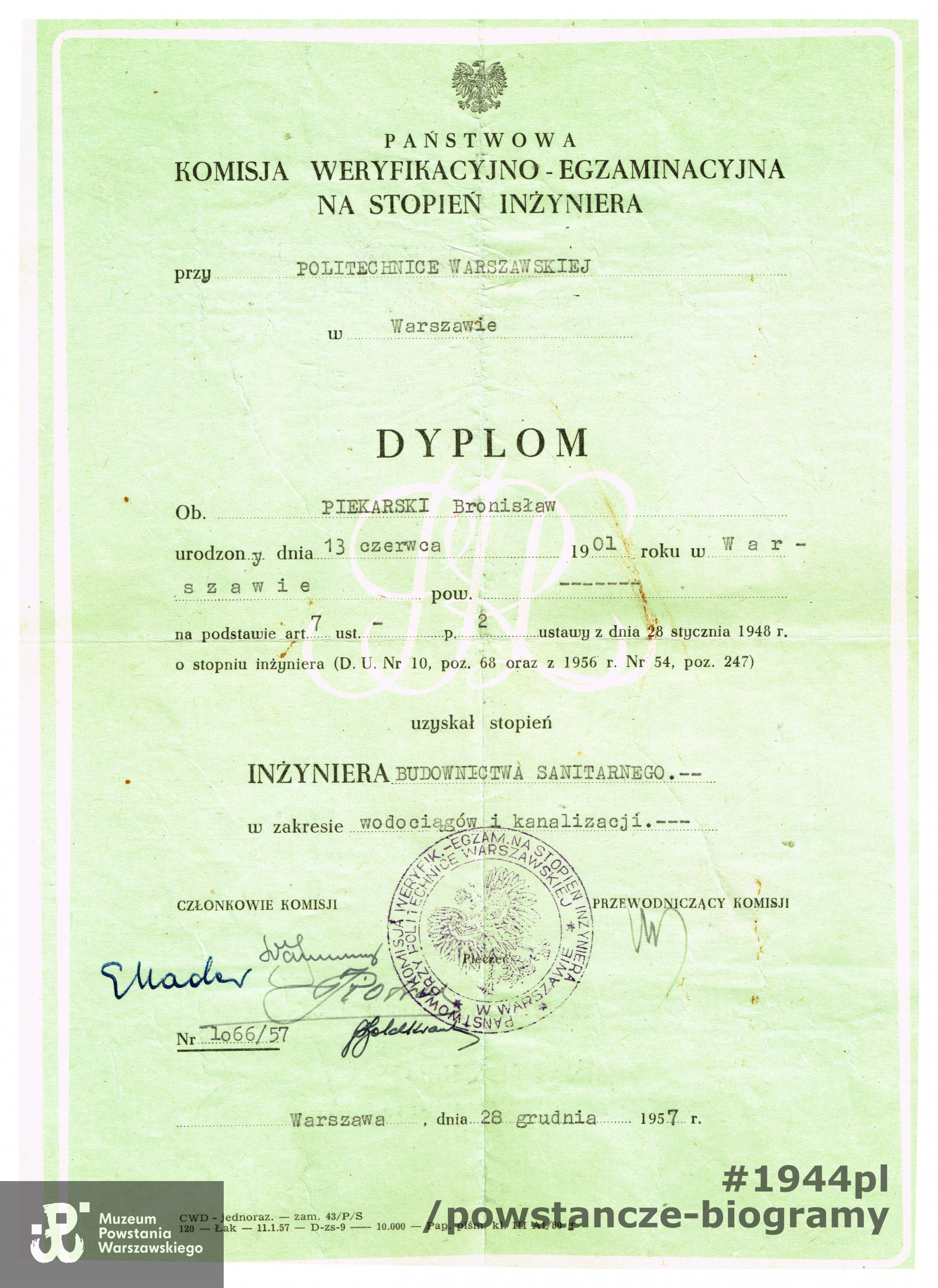 Dyplom inzyniera budownictwa sanitarnego wystawiony przez Państwową Komisję Weryfikacyjno-Egzaminacyjną na st. inżyniera przy Politechnice Warszawskiej, 28.12.1957 r. Z archiwum rodzinnego p. Małgorzaty Karoliny Piekarskiej, wnuczki
