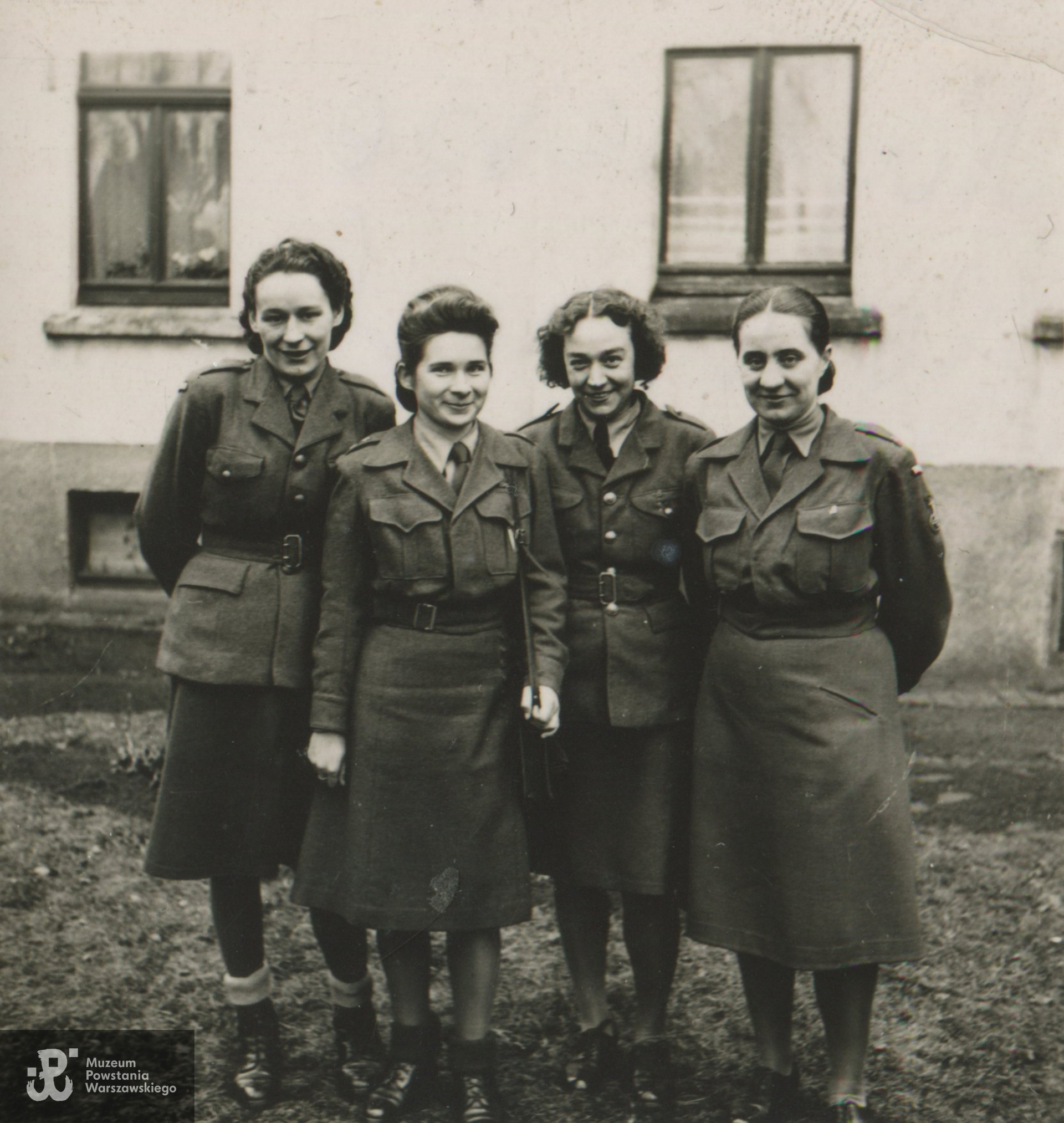 Bez opisu. Prawdopodobnie pierwsza po prawej stoi Irena Fajge, a pierwsza z lewej - Maria Zapart, po m. Dembek. Fot. z archiwum rodzinnego p. Marii Elżbiety Dembek z d. Zapart ps. Miśka, udostępnił  p. Roman Dembek