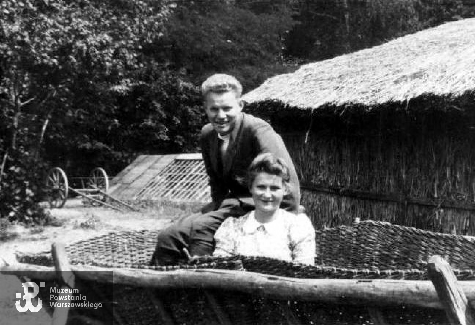 Grażyna Sielużycka i Jędrek Jabłoński. Około 1943-1944 r. Zdjęcie ze zbiorów Urszuli Katarzyńskiej-Ballner / MPW