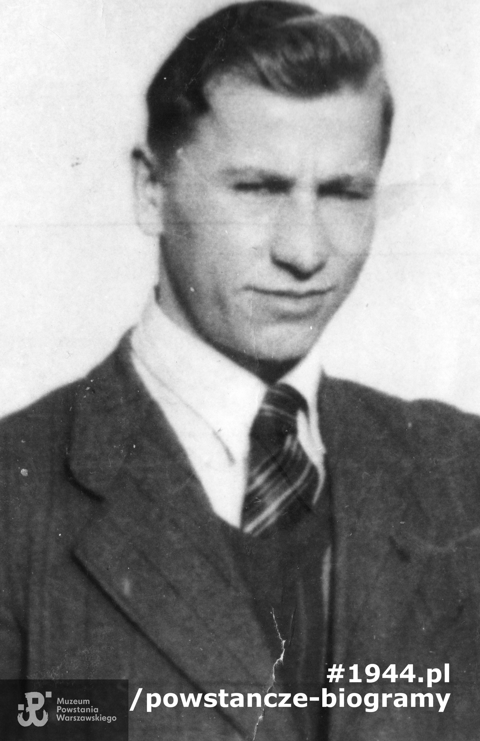 st. strz. Jerzy Szarlik ps. "Karlik" (1922-1944). Fot. pochodzi ze zbiorów Piastowskiego Archiwum Miejskiego i ukazała się w albumie „Harcerki i Harcerze z Piastowa polegli za Polskę w latach 1939 – 1945” pod red. Zdzisława i Ryszarda Sitkiewiczów. Udostępnił p. Daniel Dalecki