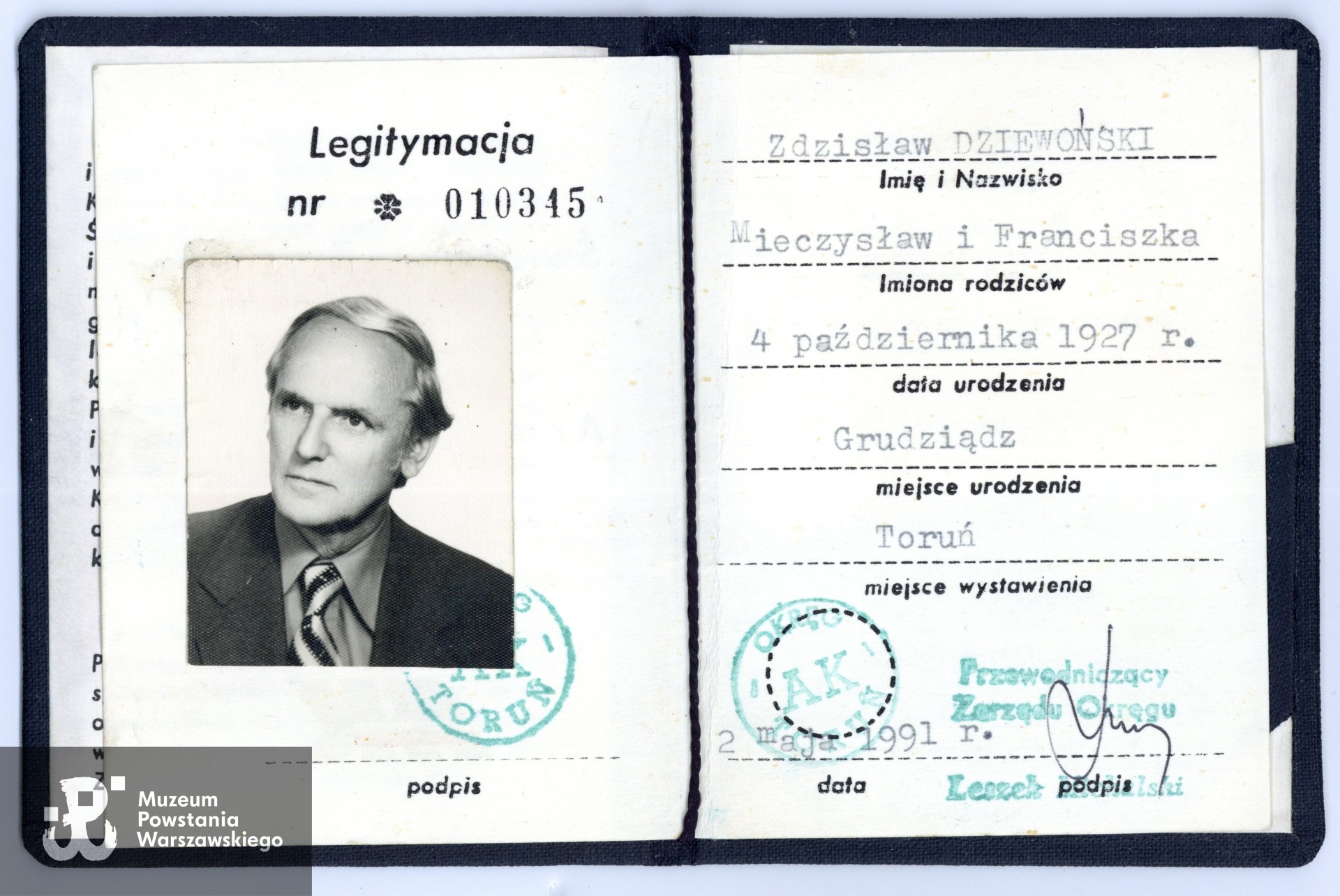 Legitymacja ŚZŻAK. Dokument ze zbiorów rodzinnych, do wykonania skanów udostępnili p. Katarzyna i p. Adam Dziewońscy, skan wykonano w Muzeum Powstania Warszawskiego, 04/2025