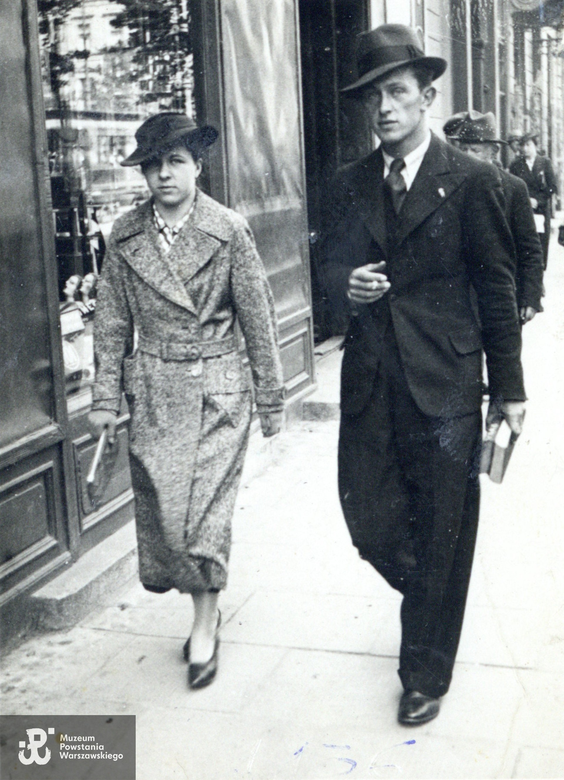 Lucyna Brelewska (1915-1997). Fot. ze zbiorów rodzinnych, do wykonania skanu udostępniła p. Aleksandra Wolnicka. Skany wykonano w Muzeum Powstania Warszawskiego 02/2025