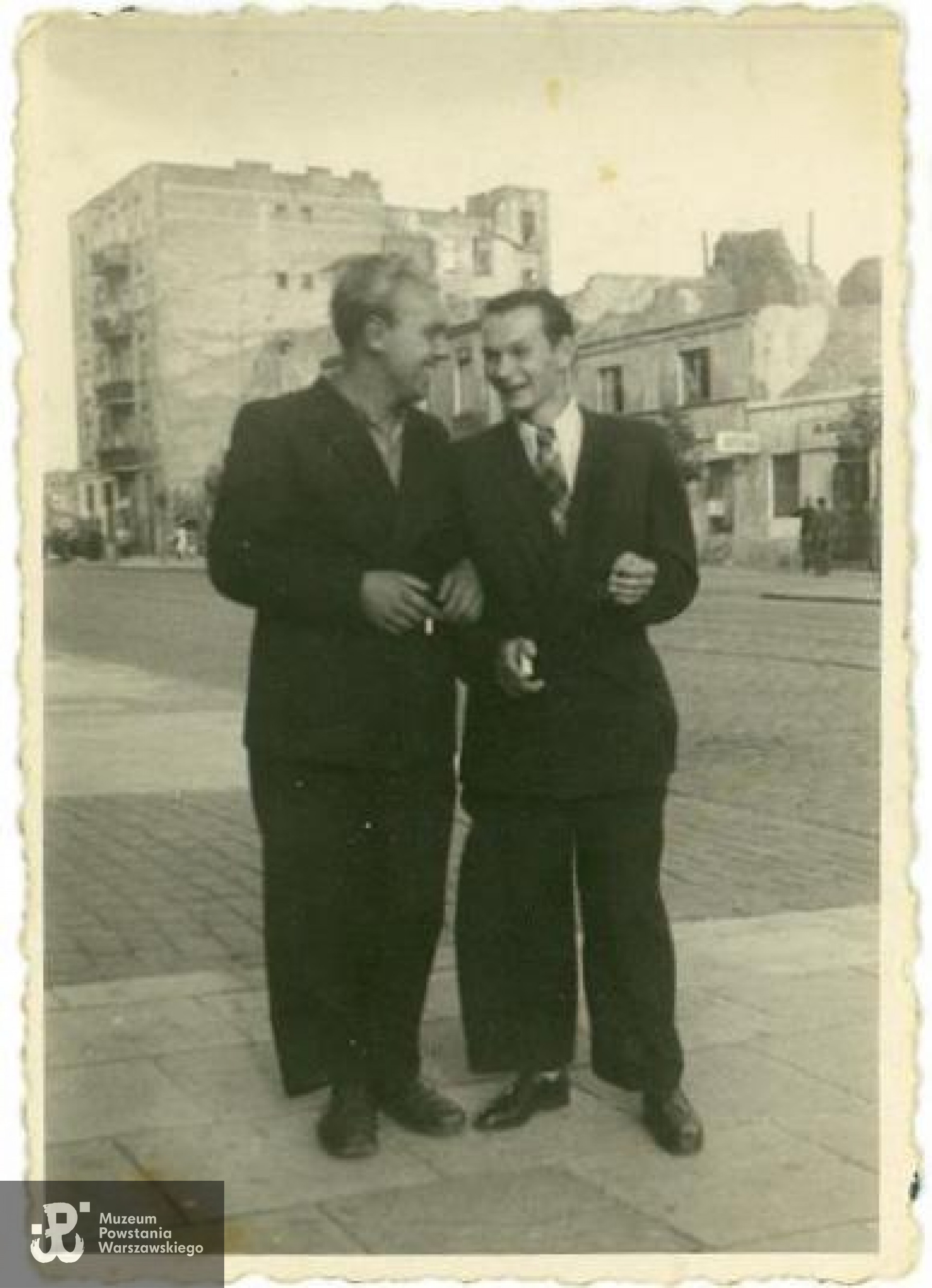 Warszawska Wola, ulica Wolska 3. Waldemar Pański "Rączka" stoi po prawej stronie. Fot. archiwum rodzinne