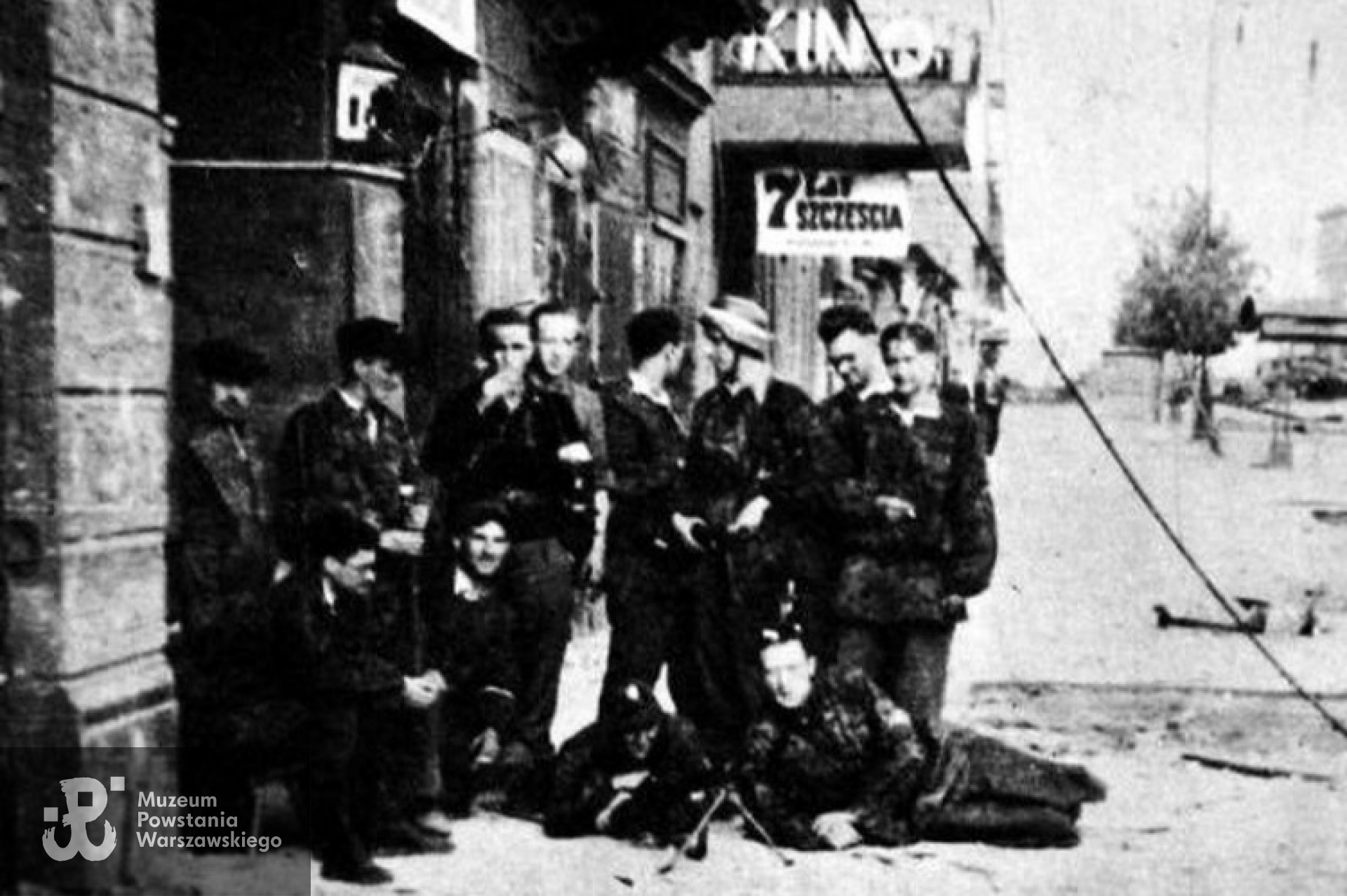 Powstanie Warszawskie : Wiesław Knast leżący przy  zdobycznym karabinie maszynowym MG-42.