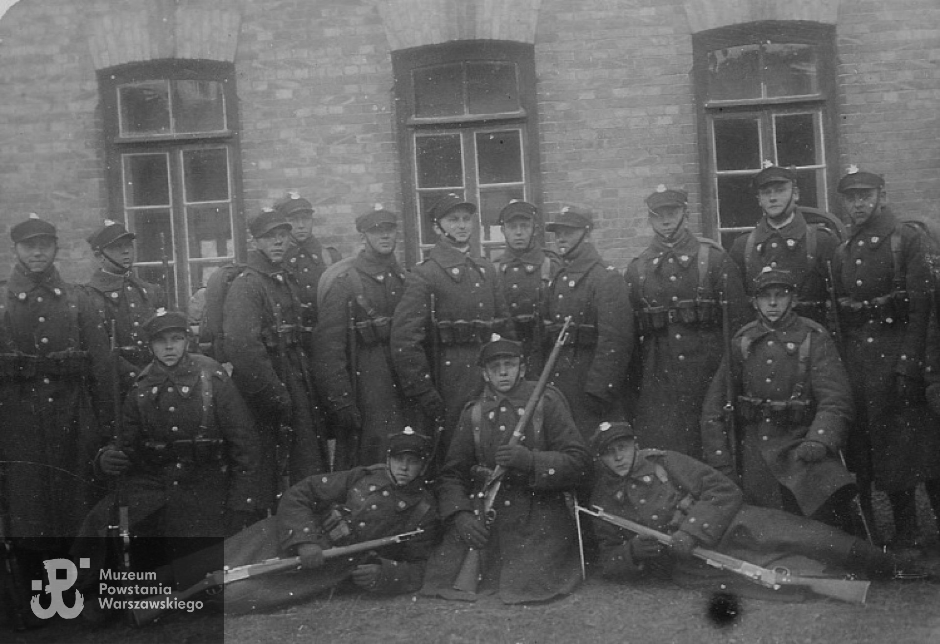 2.06.1932 r. Jabłonna, warta na wartowni nr 2 w rejonie koszar kompanii szkolnej - Bogusław Kula stoi pierwszy z prawej