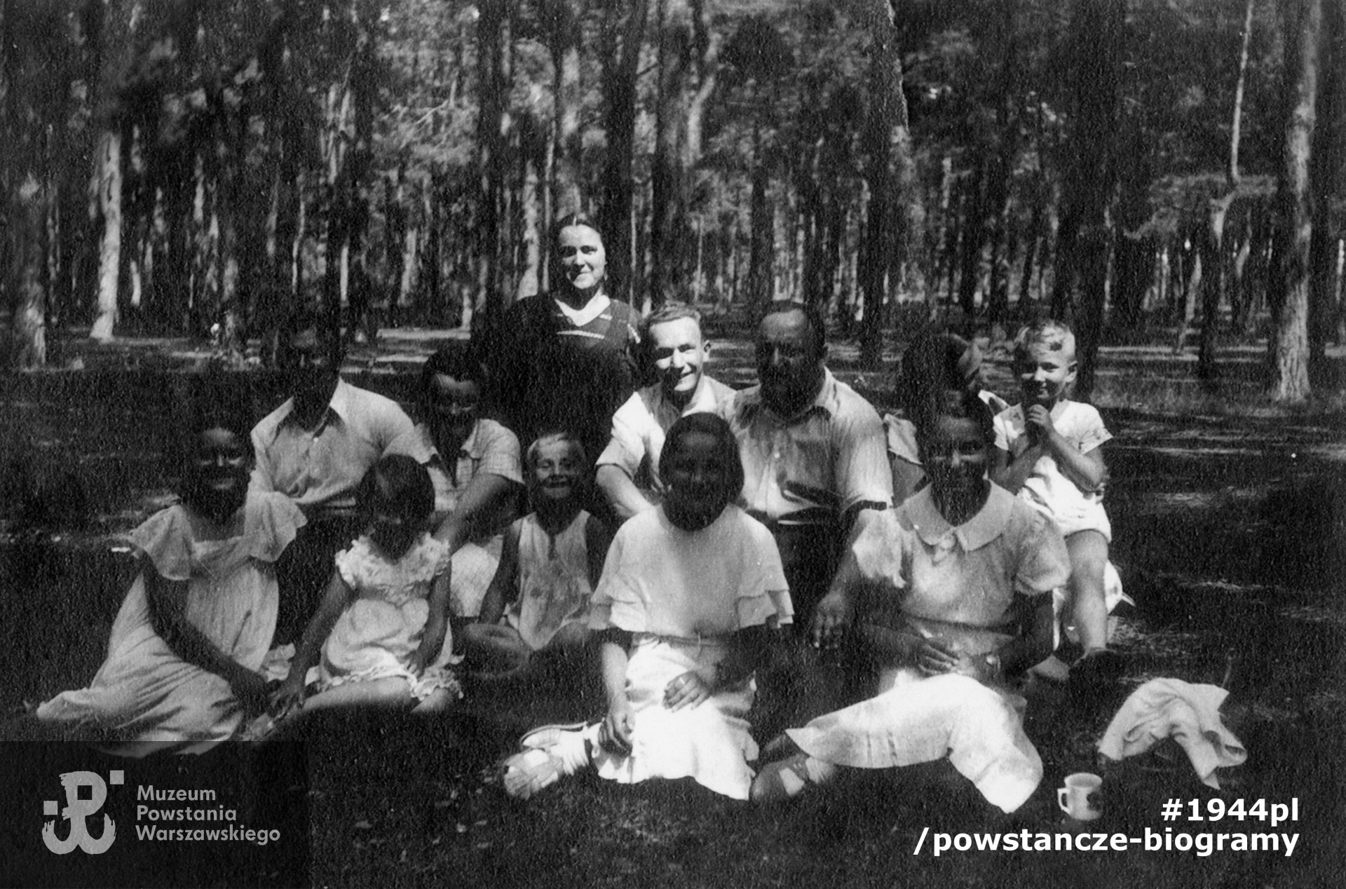 Z rodzicami, rodzeństwem i przyjaciółmi rodziny na wakacjach w Lesznie koło Błonia, 1935 rok. Fot. z archiwum rodzinnego p. Hanny Stadnik z d. Sikorskiej