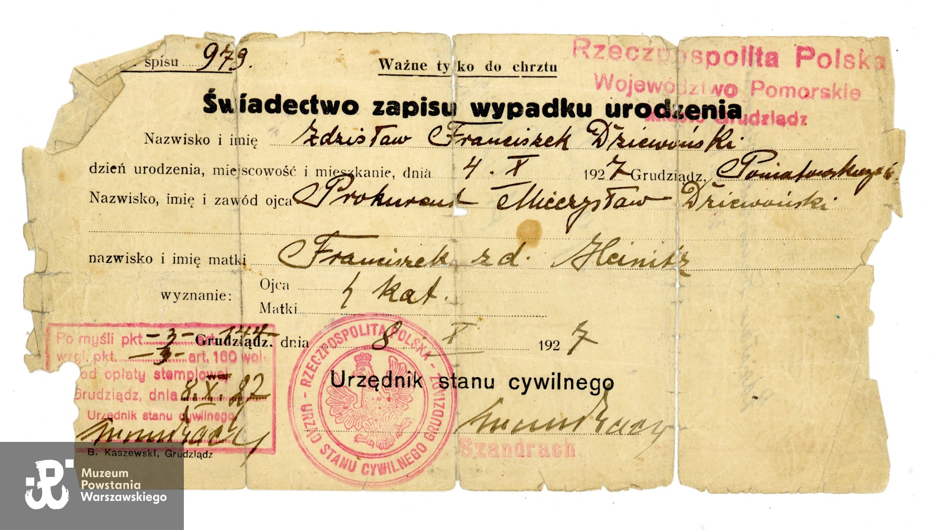 Świadectwo urodzenia Zdzisława Dziewońskiego wystawione w 1927 roku przez Urząd Stanu Cywilnego w Grudziądzu.  Dokument  ze zbiorów rodzinnych, do wykonania skanów udostępnili p. Katarzyna i p. Adam Dziewońscy, skan wykonano w Muzeum Powstania Warszawskiego, 04/2025 