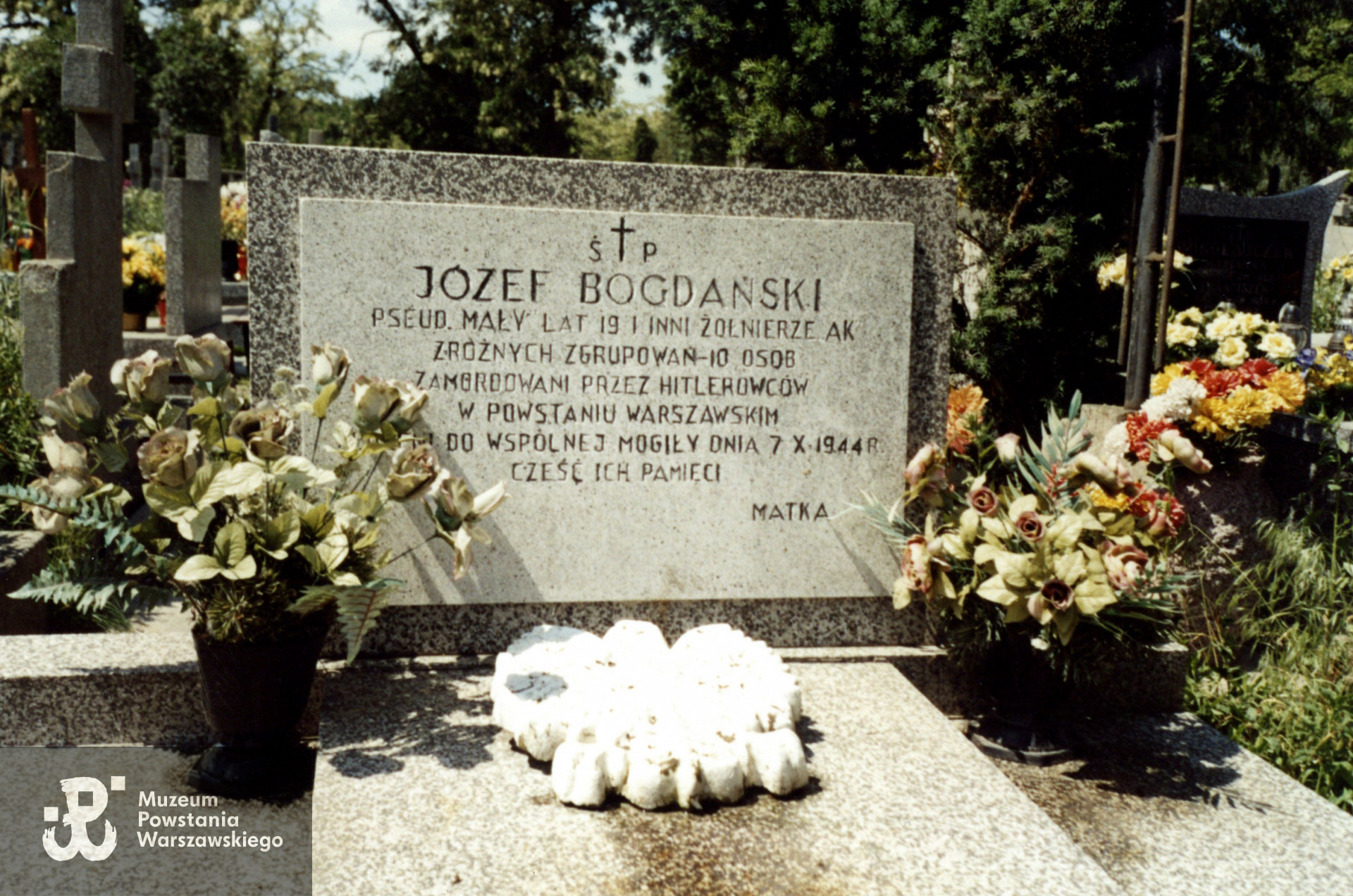 Pruszków, Cmentarz  parafii Matki Bożej Częstochowskiej w Żbikowie - mogiła zbiorowa żołnierzy Armii Krajowej i Powstania Warszawskiego. Fot. ze zbiorów Muzeum Powstania Warszawskiego, przekazała p. Elżbieta Łukojko, siostrzenica Powstańca.