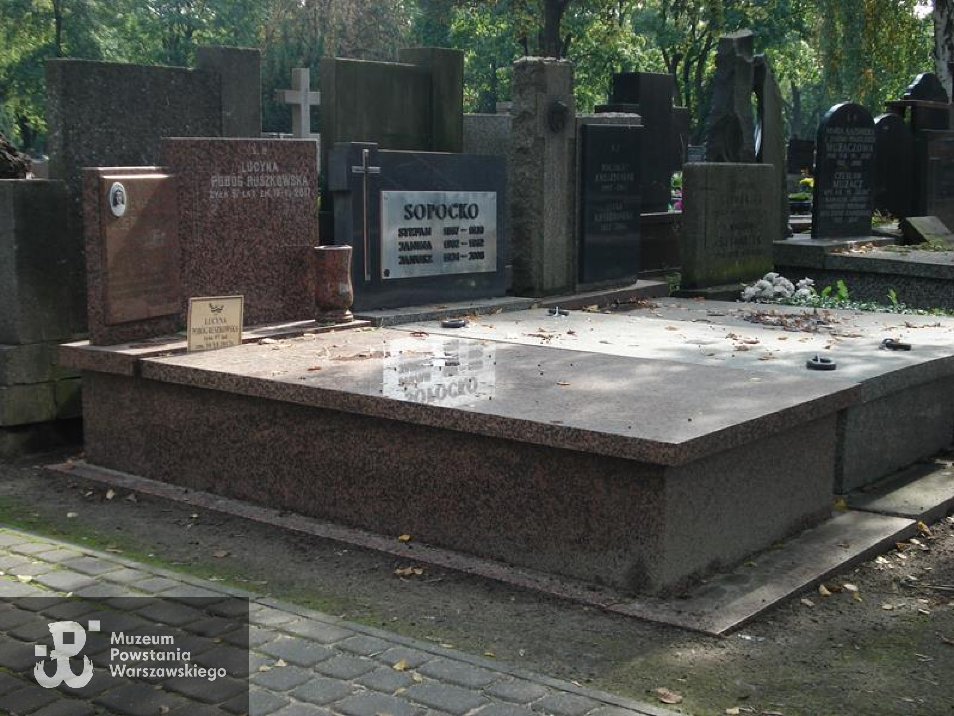 Fot. Warszawskie Zabytkowe Pomniki Nagrobne:  serwis mapowy m. st. Warszawy: <i>cmentarze.um.warszawa.pl</i>