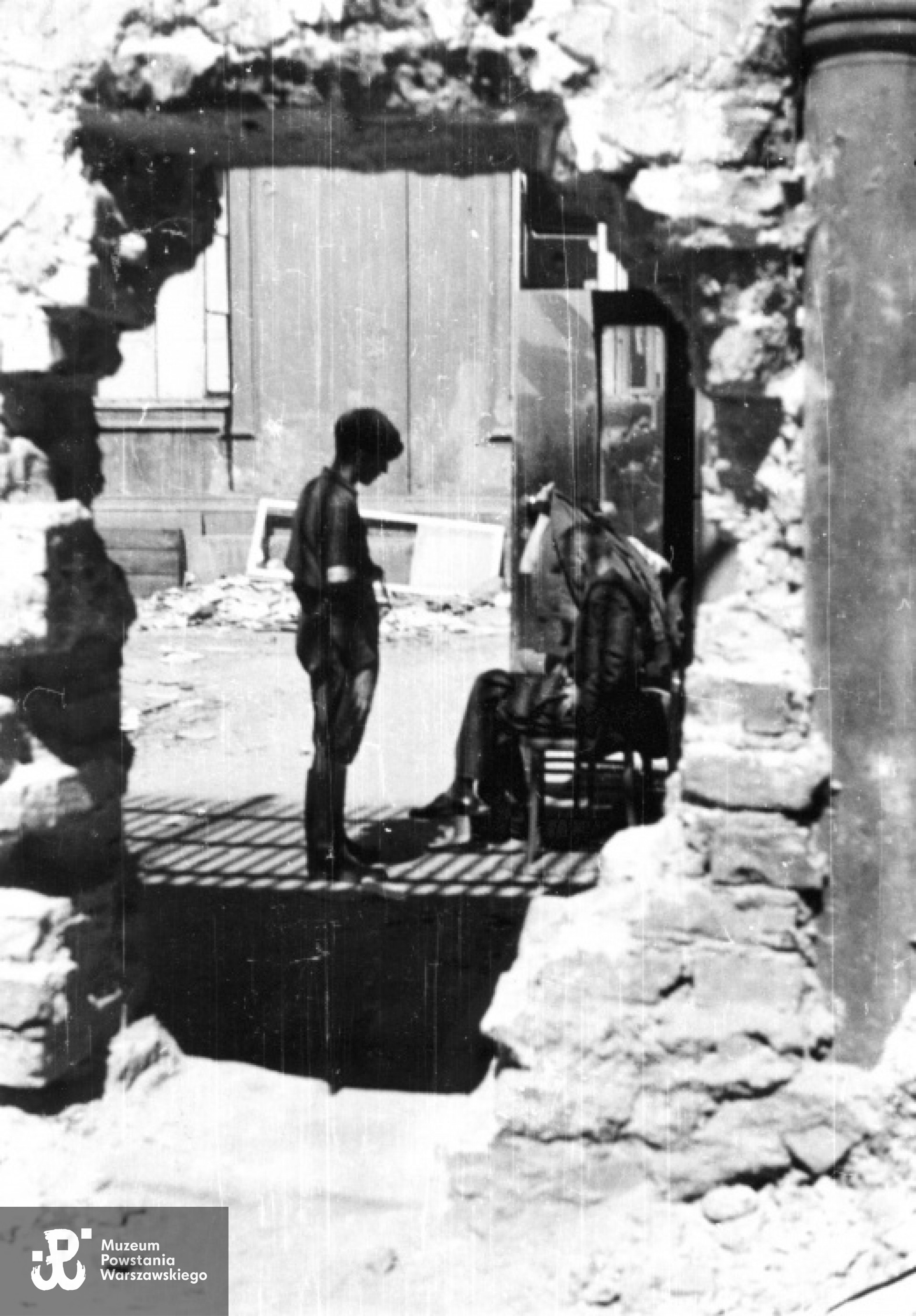 Andrzeja Główczewskiego ps. Marek składa meldunek rtm. Zygmuntowi Konopce ps.Nowina. Okolice ulicy Kredytowej,  2 dekada sierpnia 1944. Fot. Eugeniusz Lokajski ps. Brok. Ze zbiorów fototeki MPW, sygn. MPW-IN/237