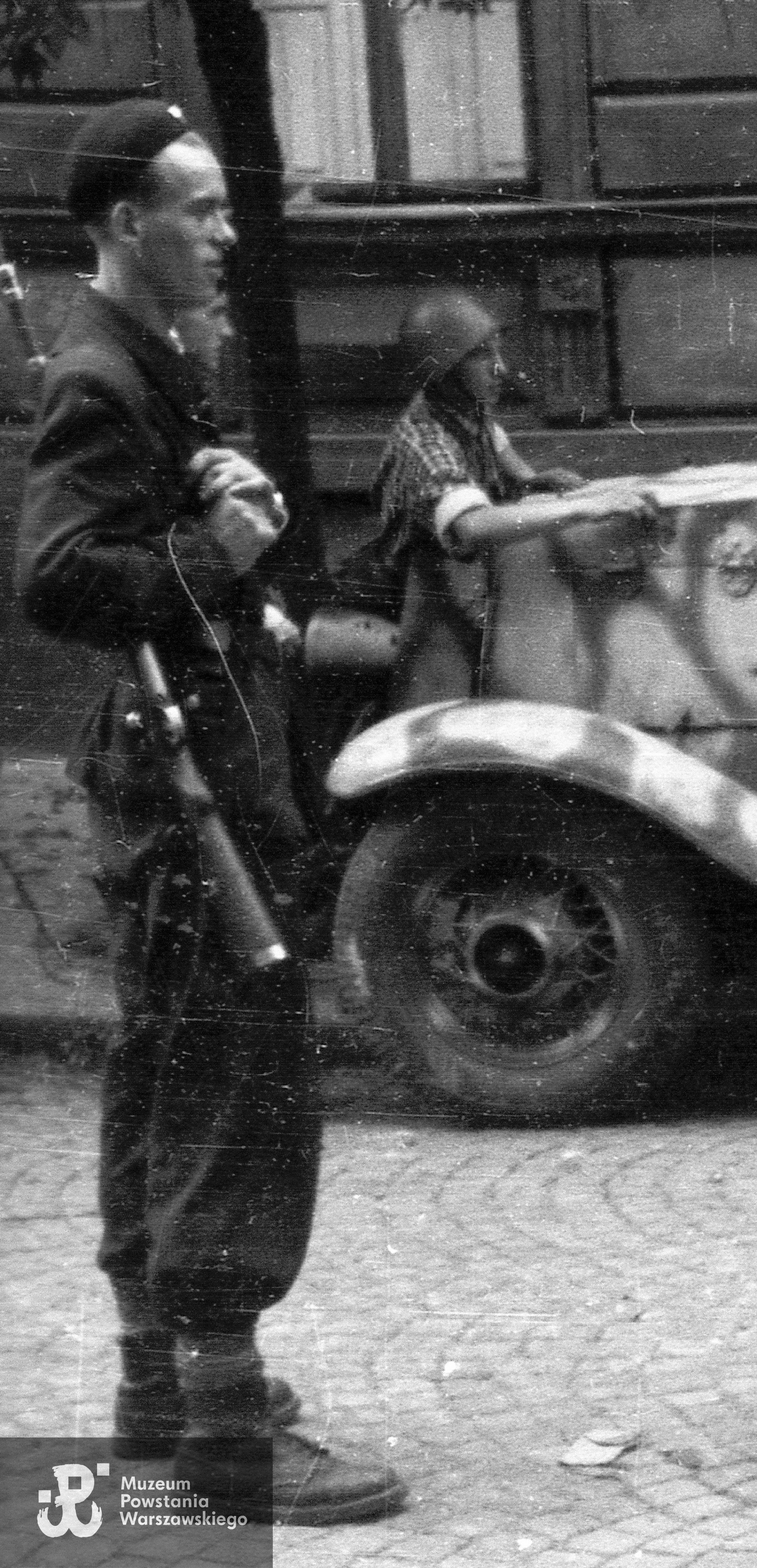 Powstanie Warszawskie, ul. Krucza, fragment szerszego ujęcia.Identyfikacji Wojciecha Tabaczkiewicza ps. Narwicz dokonała p.  Barbara Lulińska, siostra cioteczna Powstańca.