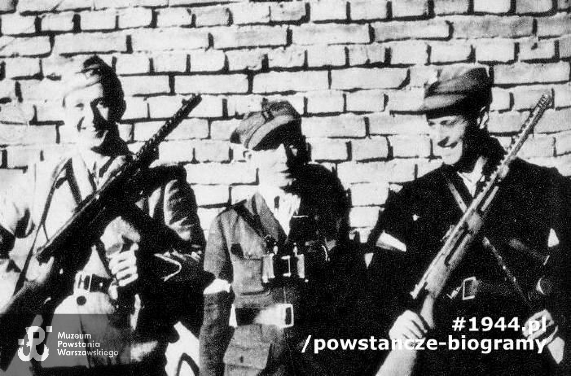 Fotografia z Powstania Warszawskiego, na zdjęciu widoczni  ppor. Witold Poniatowski "Chrobotek", ppor. Edward Redel "Lot", kuca kpr. Kazimierz Rutkowski "Kolumb".