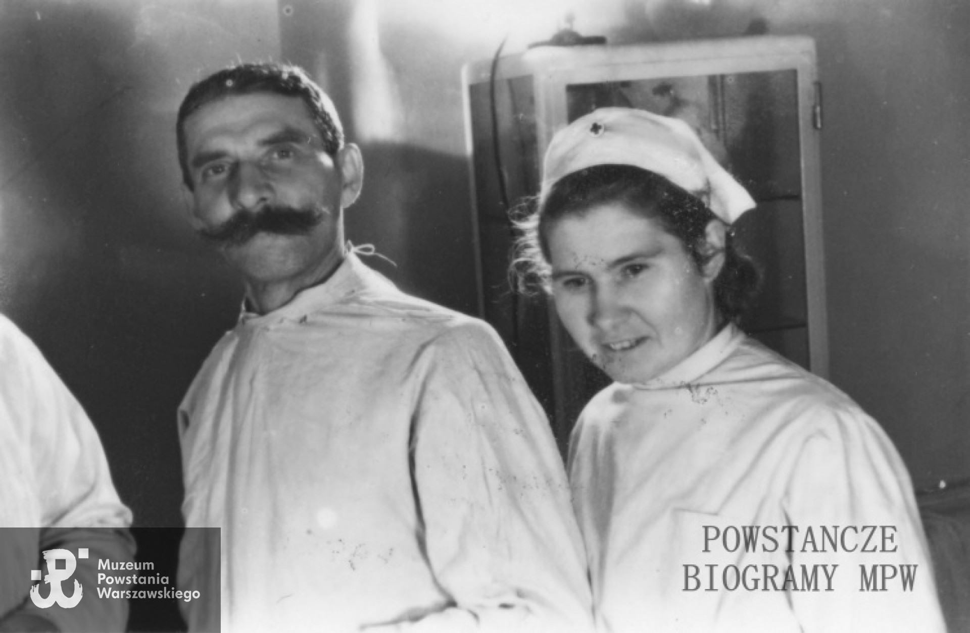 11.12.1943. Warszawa Szpital Ujazdowski. Oddział VII B. Na zdjęciu personel szpitala, dr Felicjan Guda-Wołkowiński na zdjęciu po lewej. Ze zbiorów Muzeum Powstania Warszawskiego, sygn. P/5482