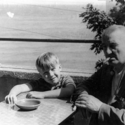 Pierwsza połowa lat 70 - Stanisław Szczepański na spacerze z wnukiem