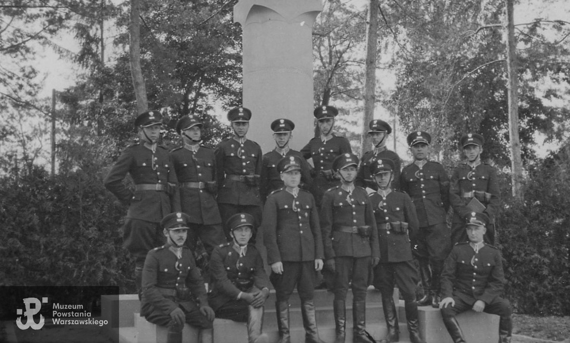 13.05.1934 r. warta Policji Państwowej w szkole w Mostach Wielkich - Bogusław Kula stoi trzeci z lewej.