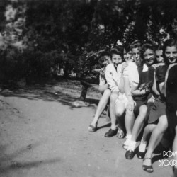 Zdjęcie z 1943 r. - koleżanki szkolne i Danuta Małolepsza ps. Roma, łączniczki Batalionu Parasol. Danuta  poległa 23 sierpnia 1944 r. na Starym Mieście. Fotografia ze zbiorów Muzeum Powstania Warszawskiego, sygnatura MPW-IP/5898
