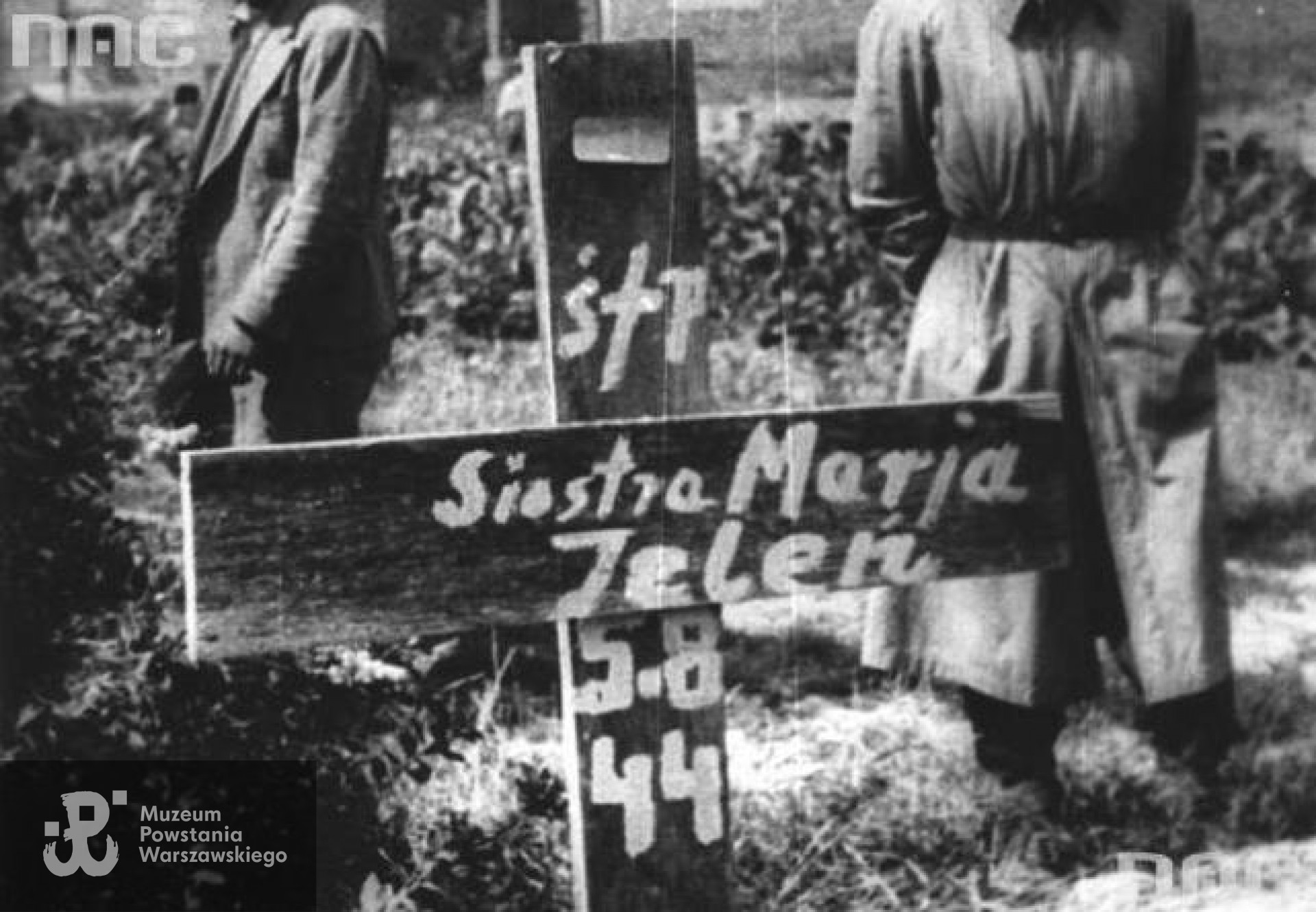 Krzyż na grobie Anny Habrowskiej "Marii", sanitariuszki dywizjonu "Jeleń". Fot. Archiwum Fotograficzne Stefana Bałuka, NAC