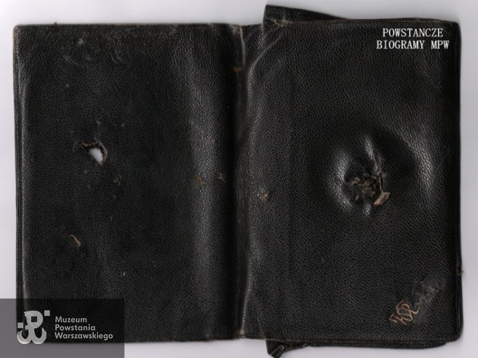 Portfel Włodzimierza ze śladami po kuli. Archiwum rodzinne Marka Cieciury.