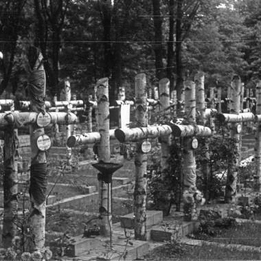 Powojenne zdjęcia tablic nagrobnych na cmentarzu wojskowym Powązki