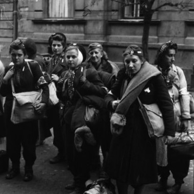 negatywy fotografii z Powstania Warszawskiego autorstwa Czesława Gerwela