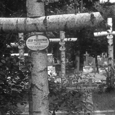 Powojenne zdjęcia tablic nagrobnych na cmentarzu wojskowym Powązki