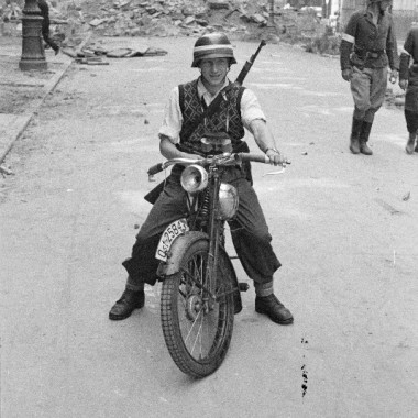 Fotografia z Powstania Warszawskiego autorstwa Eugeniusza Lokajskiego